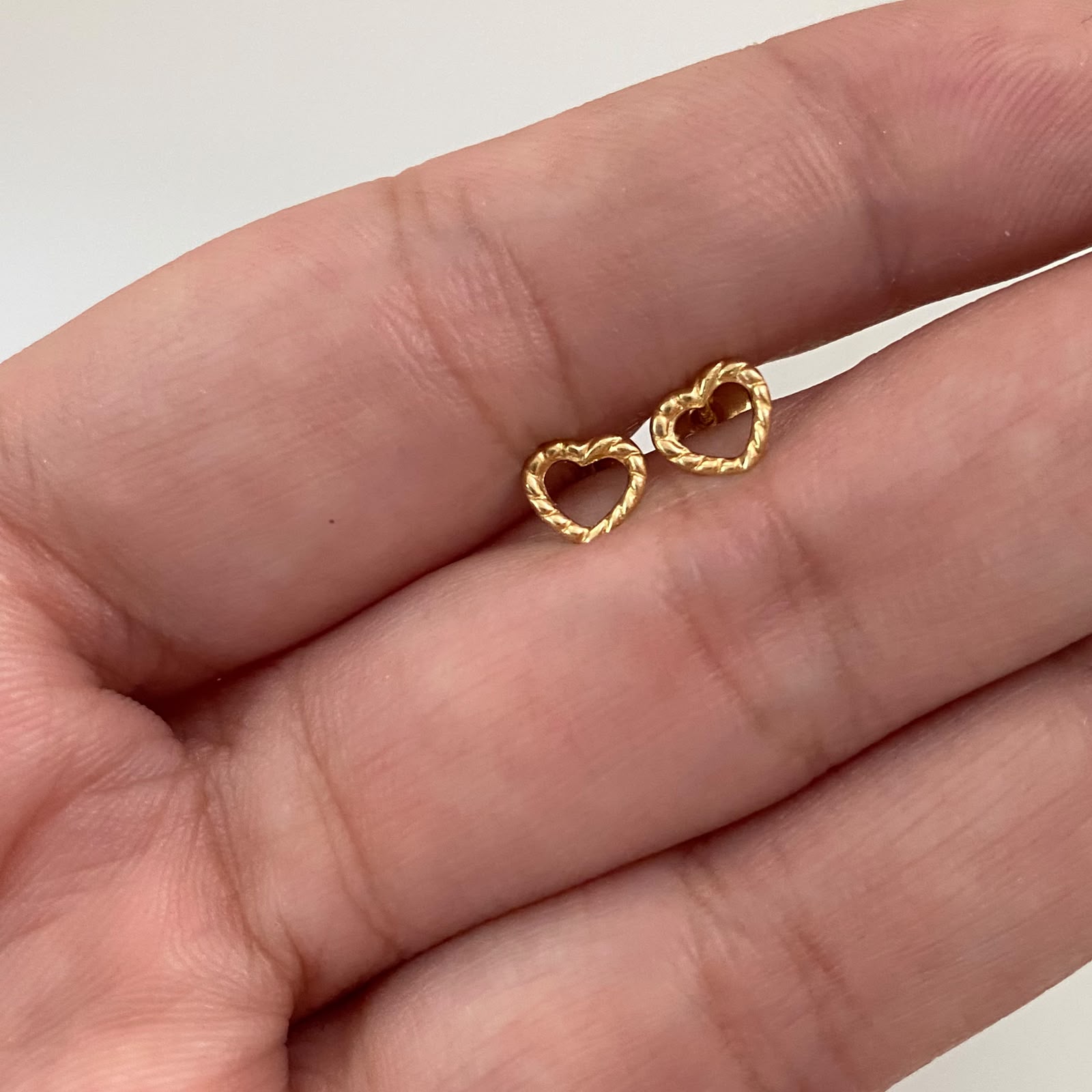 Topos silueta corazon relieve Oro amarillo 18k 0,45 Gr / 5,5 mm