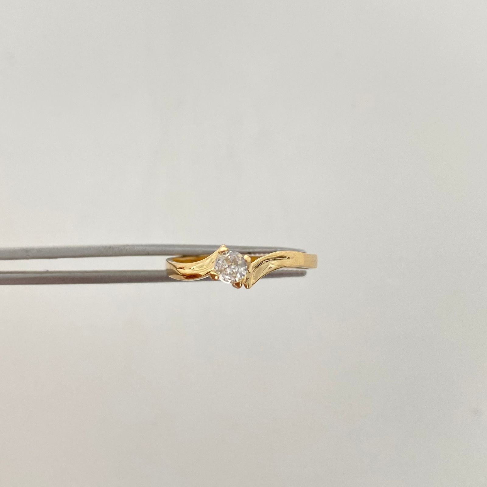 Anillo solitario con circones blancos  Oro amarillo 18k / Talla 6 3/4 / 1,35 Gr