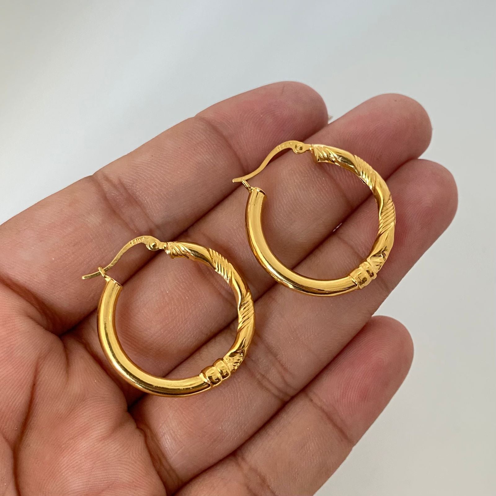 Candonga entorchada rayada lisa punta doble linea Oro amarillo 18k 3,20 Gr / 2,8 Cm