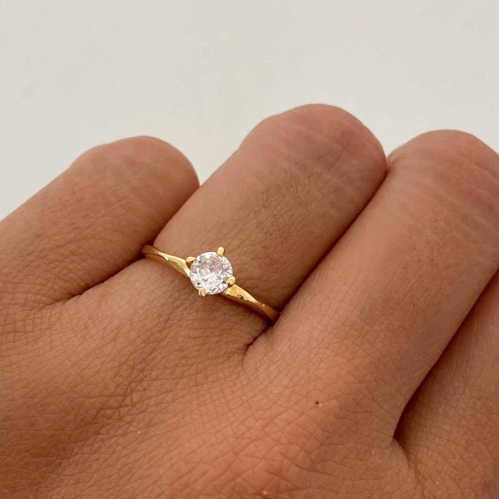 Anillo Solitario Oro amarillo 18k / Talla 6 / 1,65 Gr / 2,2 mm