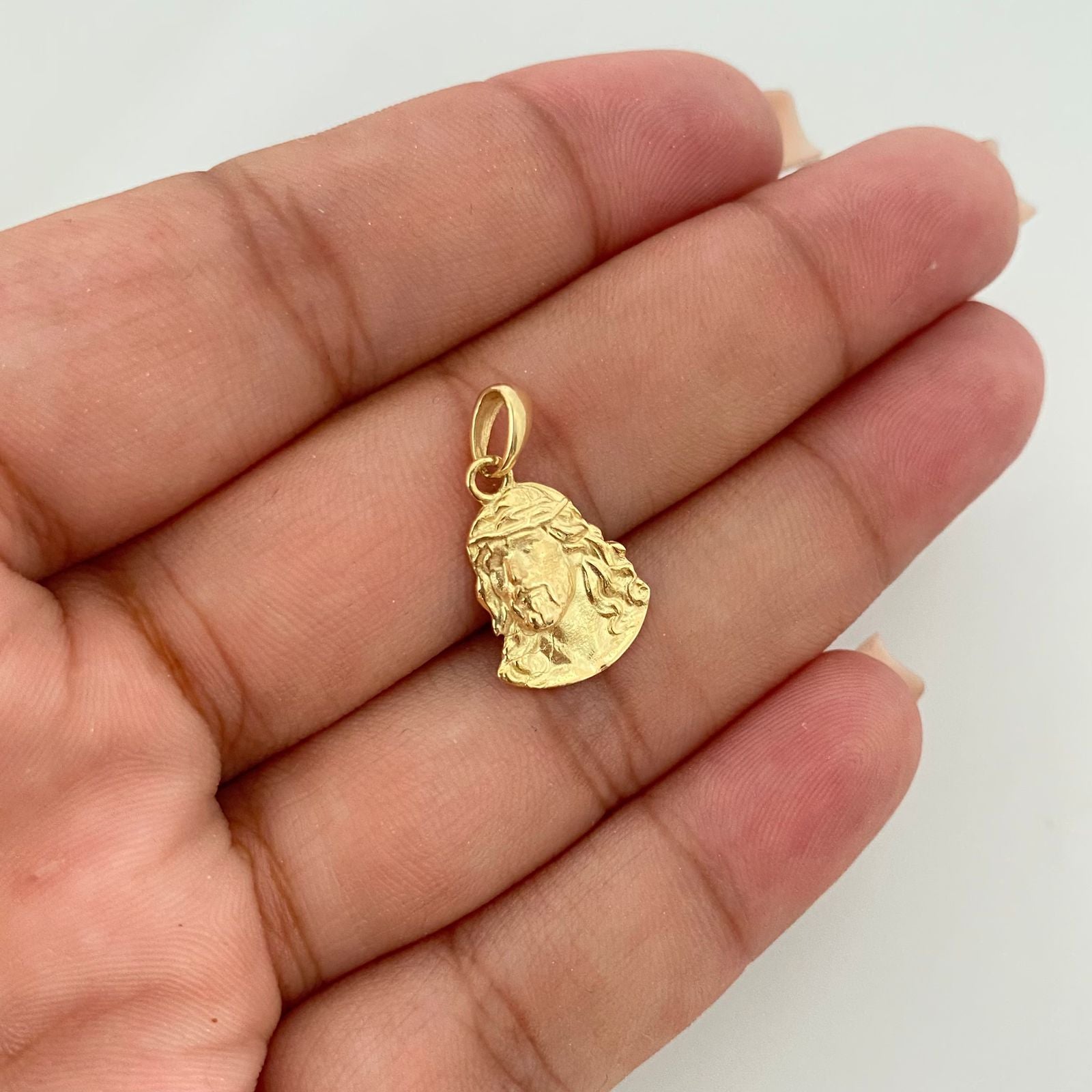 Dije silueta rostro Oro amarillo 18k 1,85 Gr / 2,0 Cm