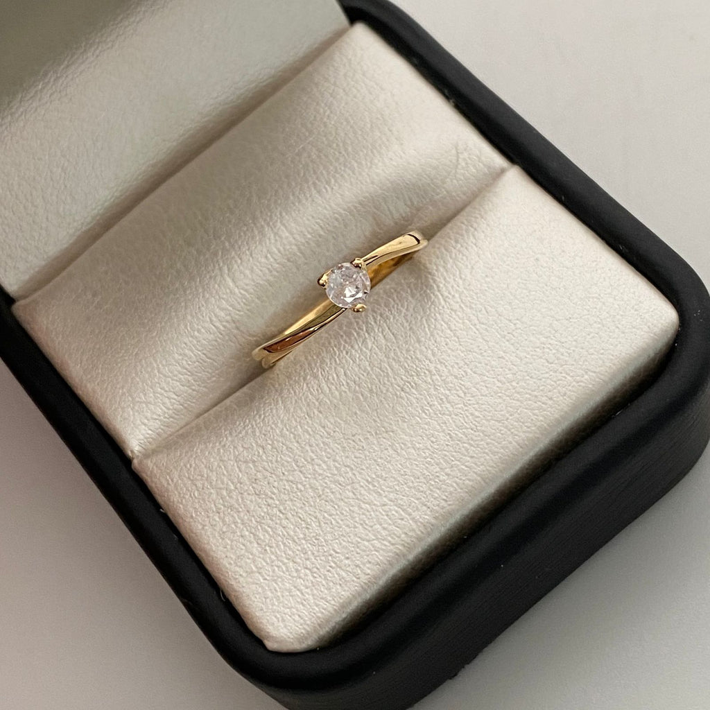 Anillo Solitario Oro amarillo 18k / Talla 6 / 1,2 Gr / 1,8 mm