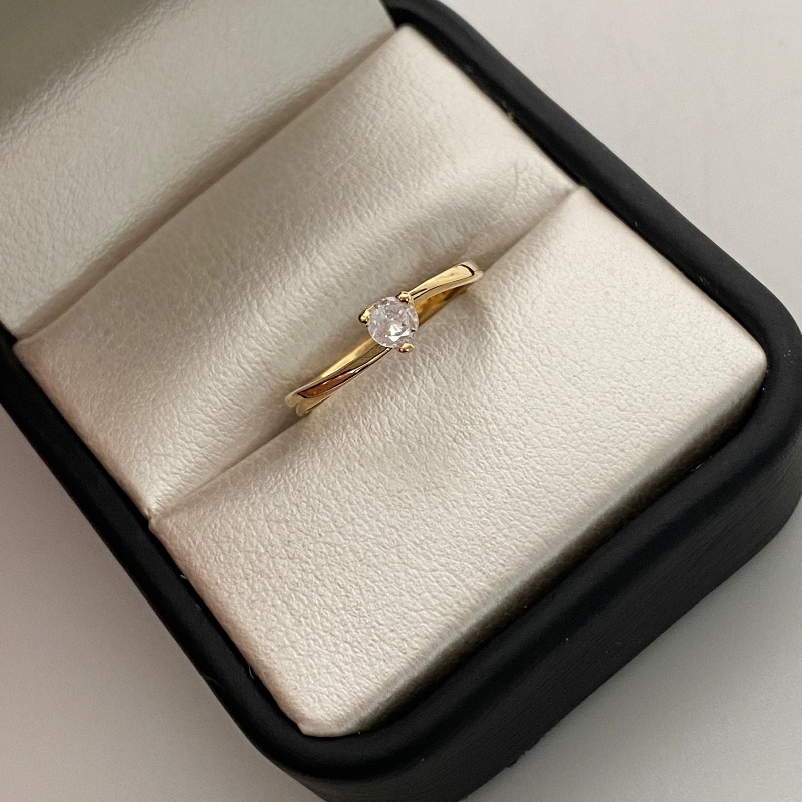 Anillo Solitario Oro amarillo 18k / Talla 6 / 1,2 Gr / 1,8 mm