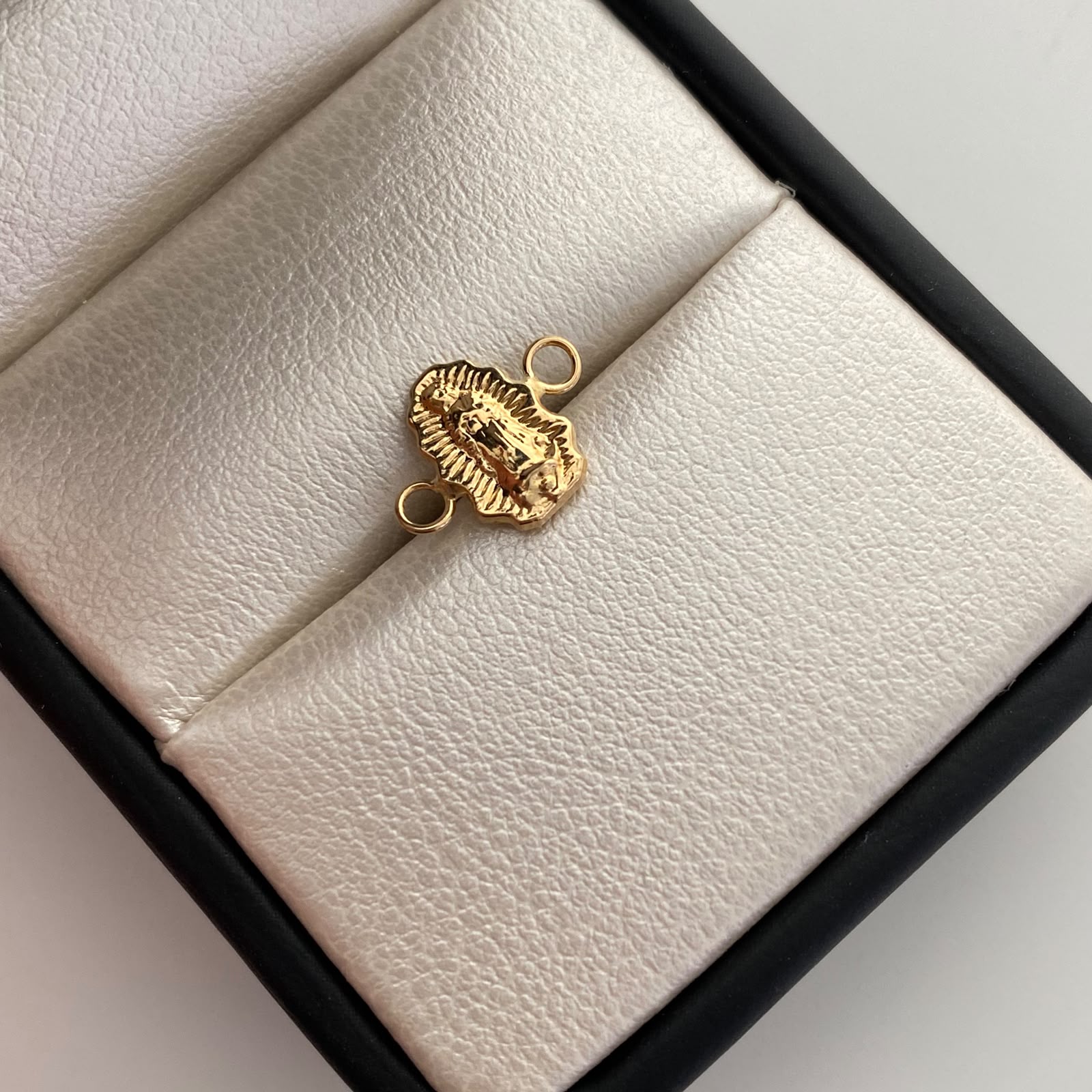 Herraje Virgen Guadalupe Silueta Oro amarillo 18k 0,35 Gr / 1,2 Cm