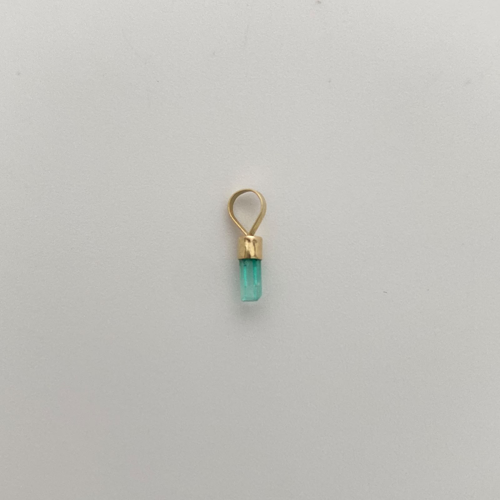Dije Canutillo de Esmeralda Oro amarillo 18k 0,15 Gr / 2 mm / 1,1 Cm
