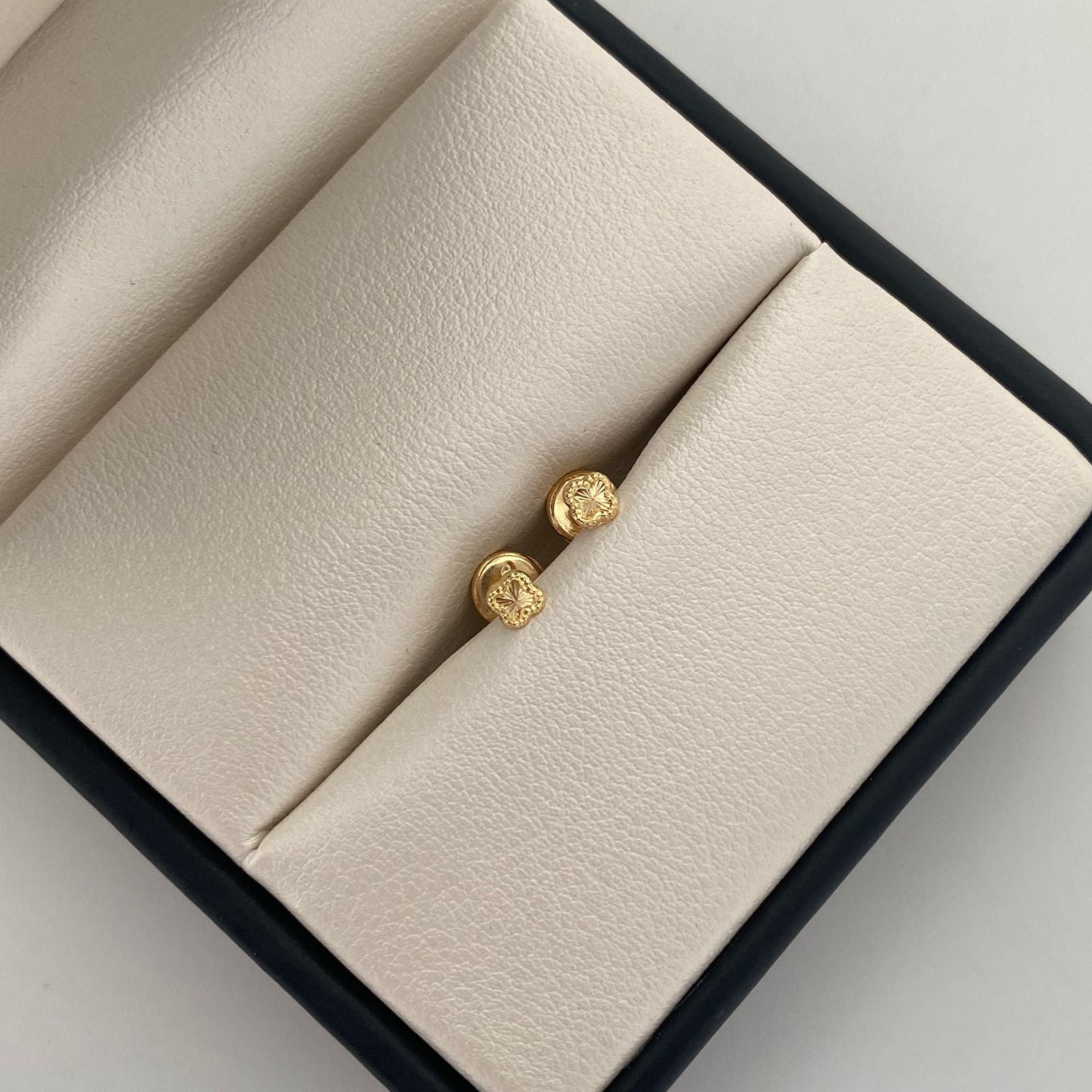 Topos Mini Trebol Diamantado Oro amarillo 18k 0,35 Gr / 3,5 mm