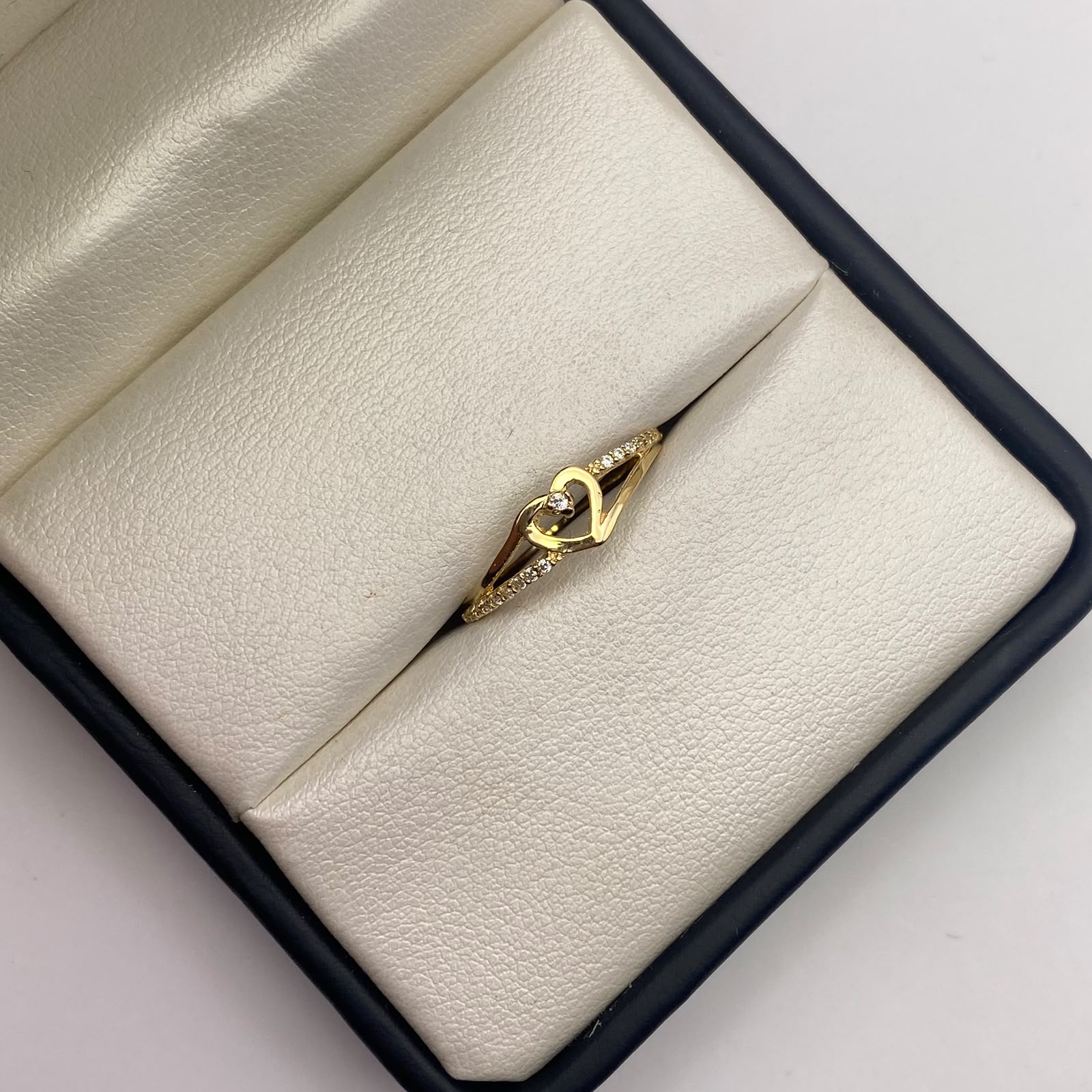 Anillo corazón lineas circones blancos Oro amarillo 18k / Talla 8 / 1,48 Gr / 1,5 mm