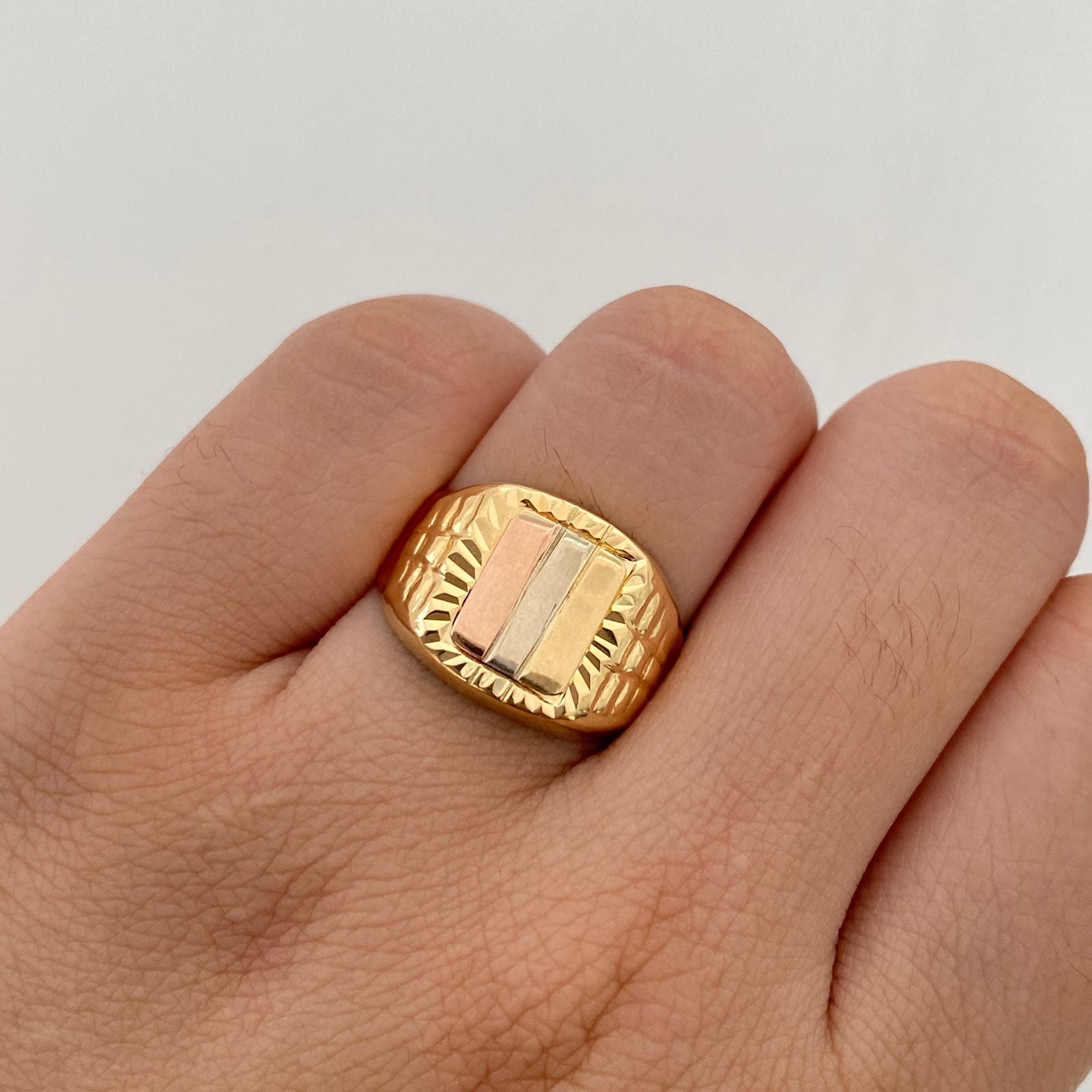 Anillo Troquel cuadrado diamantado Tres oros 18k / Talla 9 1/2 / 3 Gr / 5,2 mm