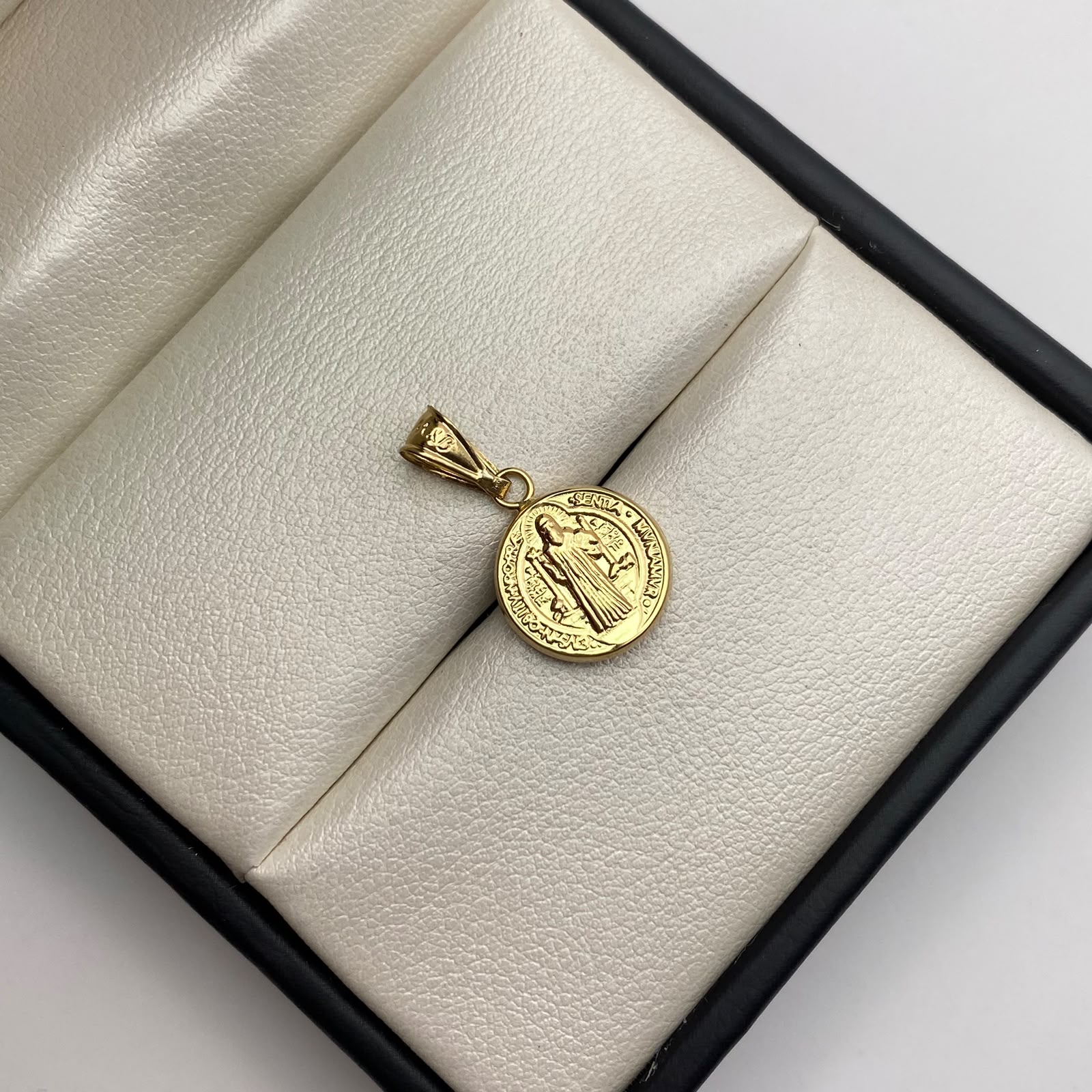 Dije San benito Oro amarillo 18k 0,75 Gr / 12,1 mm / 2,2 Cm