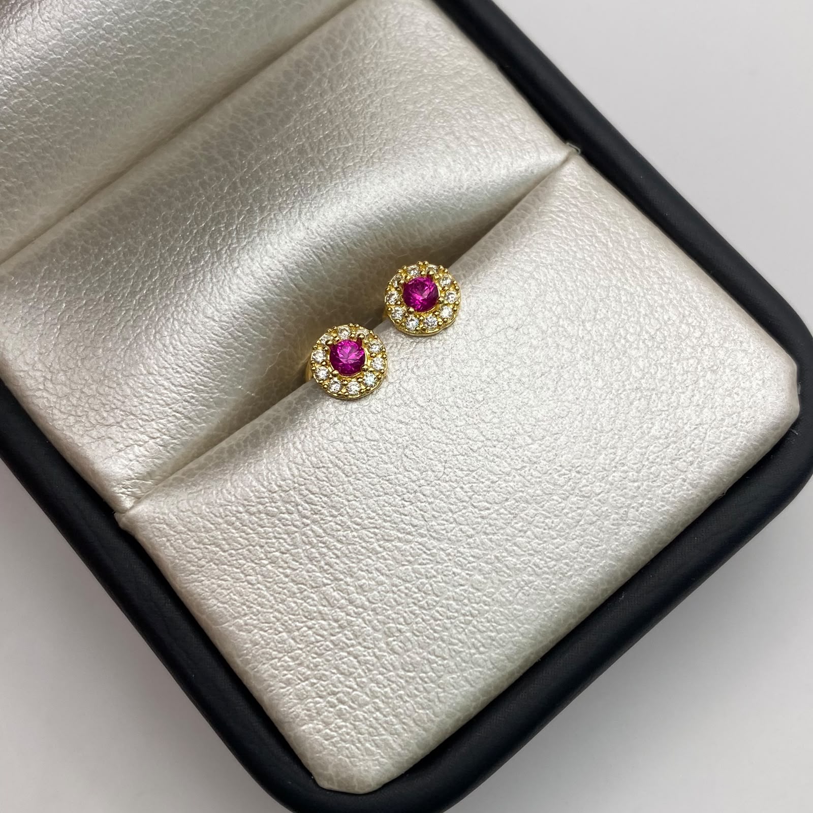 Topos Circulo borde blanco y centro fucsia Oro amarillo 18k 0,75 Gr / 5,4 mm
