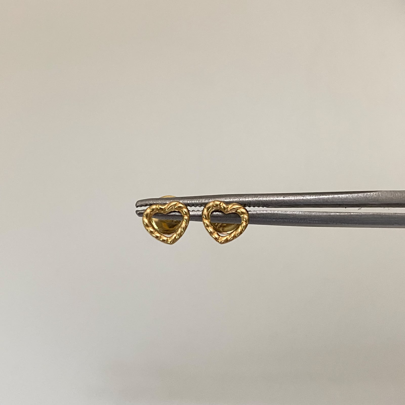 Topos silueta corazon relieve Oro amarillo 18k 0,45 Gr / 5,5 mm