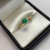 Anillo esmeralda 0.34 qt laterales moisanitas 0.02qt Oro amarillo / Talla 7 / 1,95 Gr