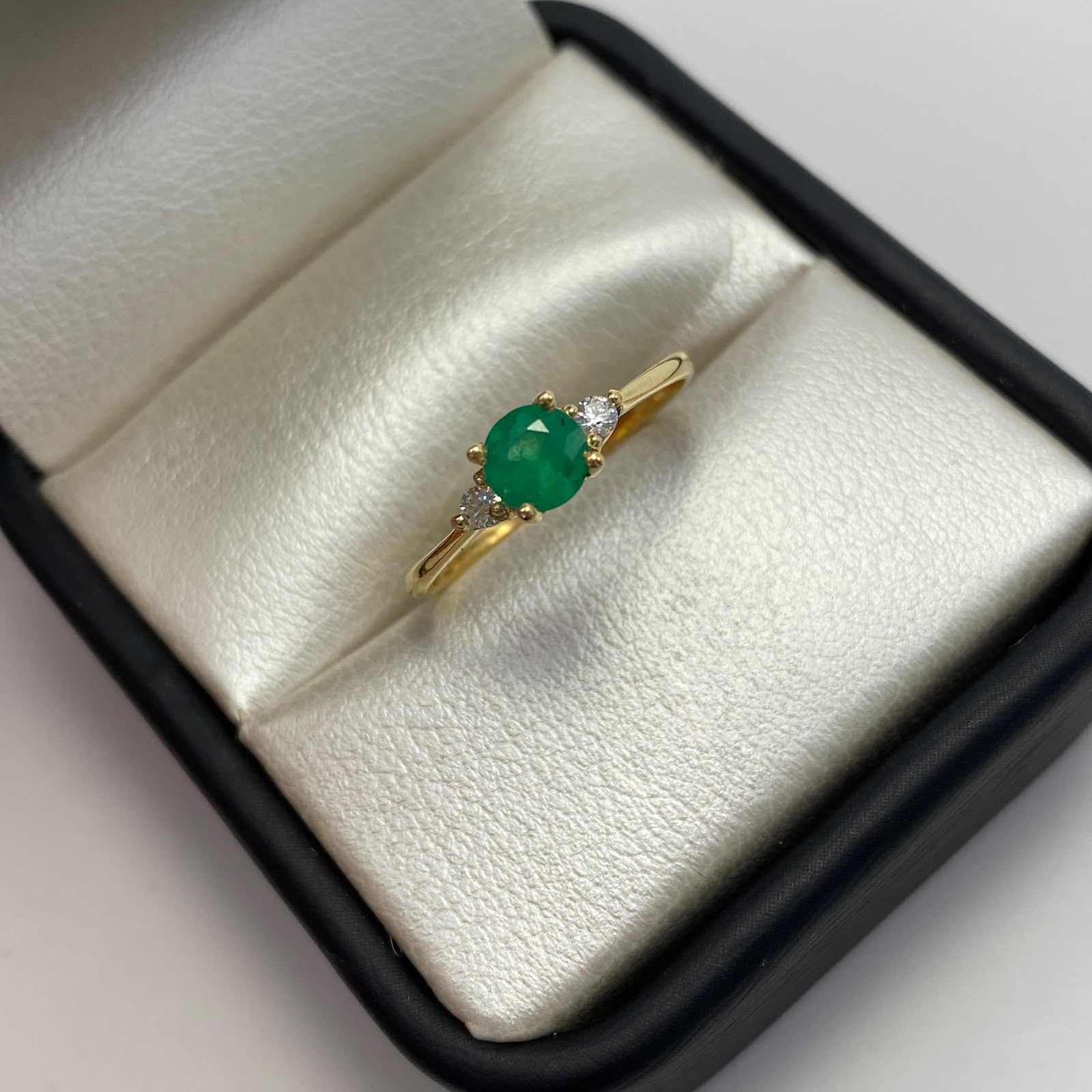 Anillo esmeralda 0.34 qt laterales moisanitas 0.02qt Oro amarillo / Talla 7 / 1,95 Gr