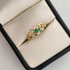 Anillo 15 corona con circones verdes y blancos  Oro amarillo 18k / Talla 7 3/4 / 2,35 Gr