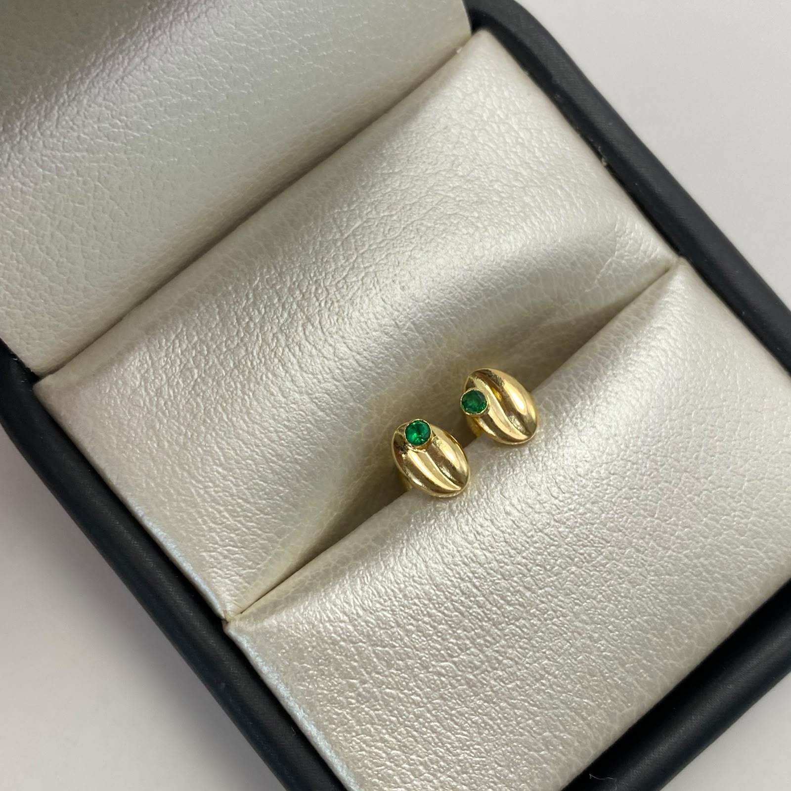 Topos grano cafe circón verde Oro amarillo 18k 0,55 Gr / 4,2 mm