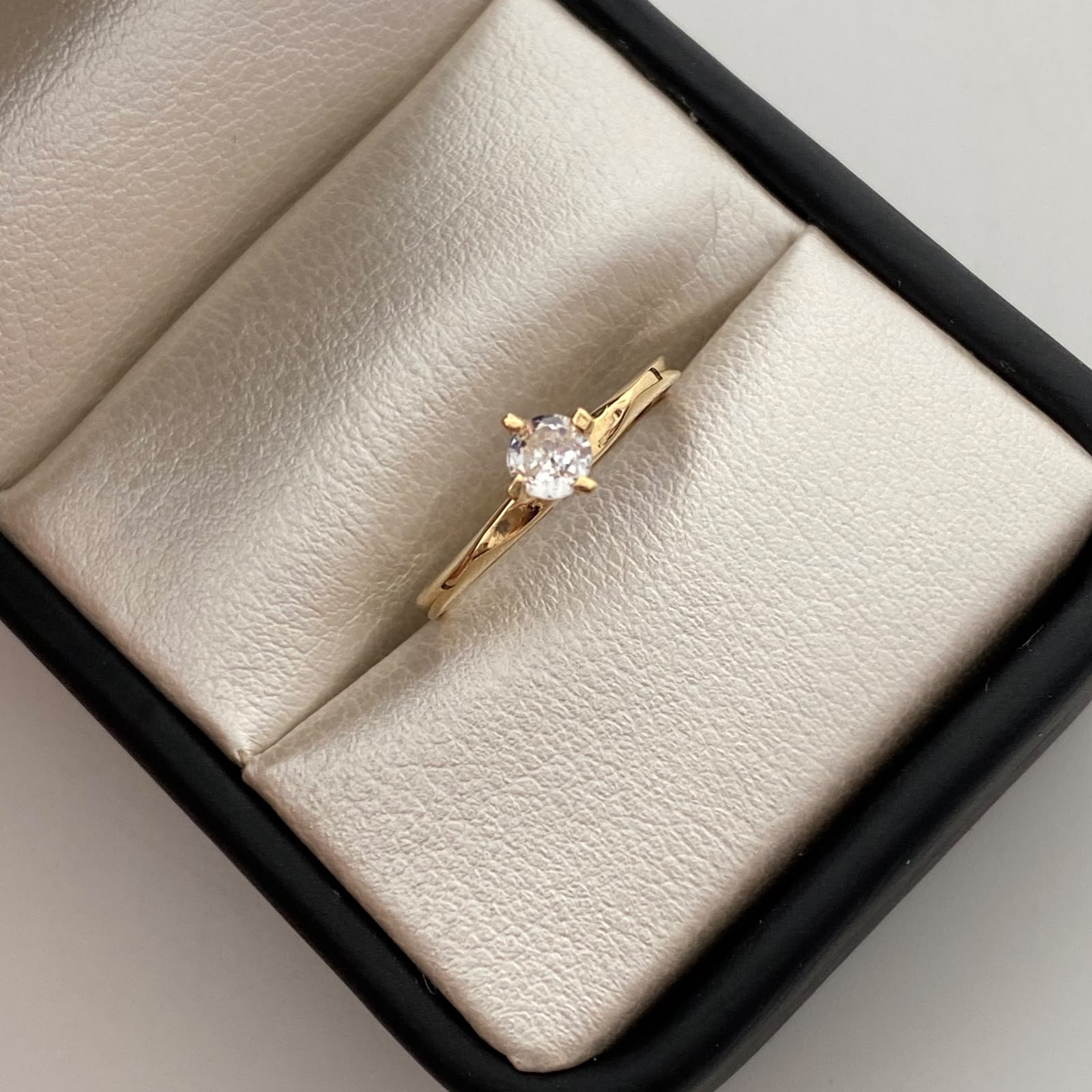 Anillo Solitario Oro amarillo 18k / Talla 6 / 1,6 Gr / 2 mm