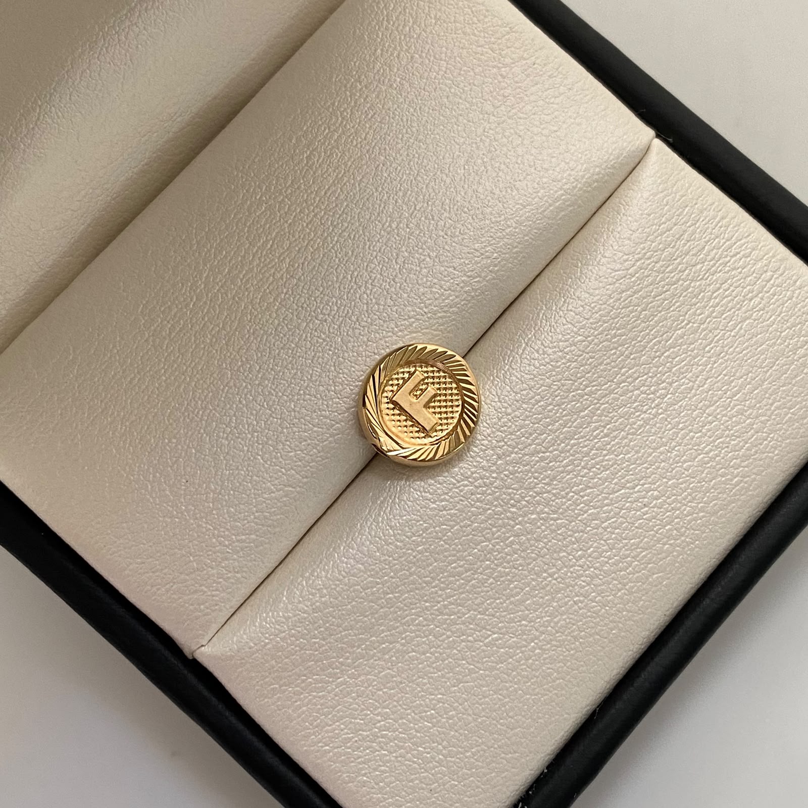Herraje Letra F Diamantada Oro amarillo 18k 0,55 Gr / 1,1 Cm