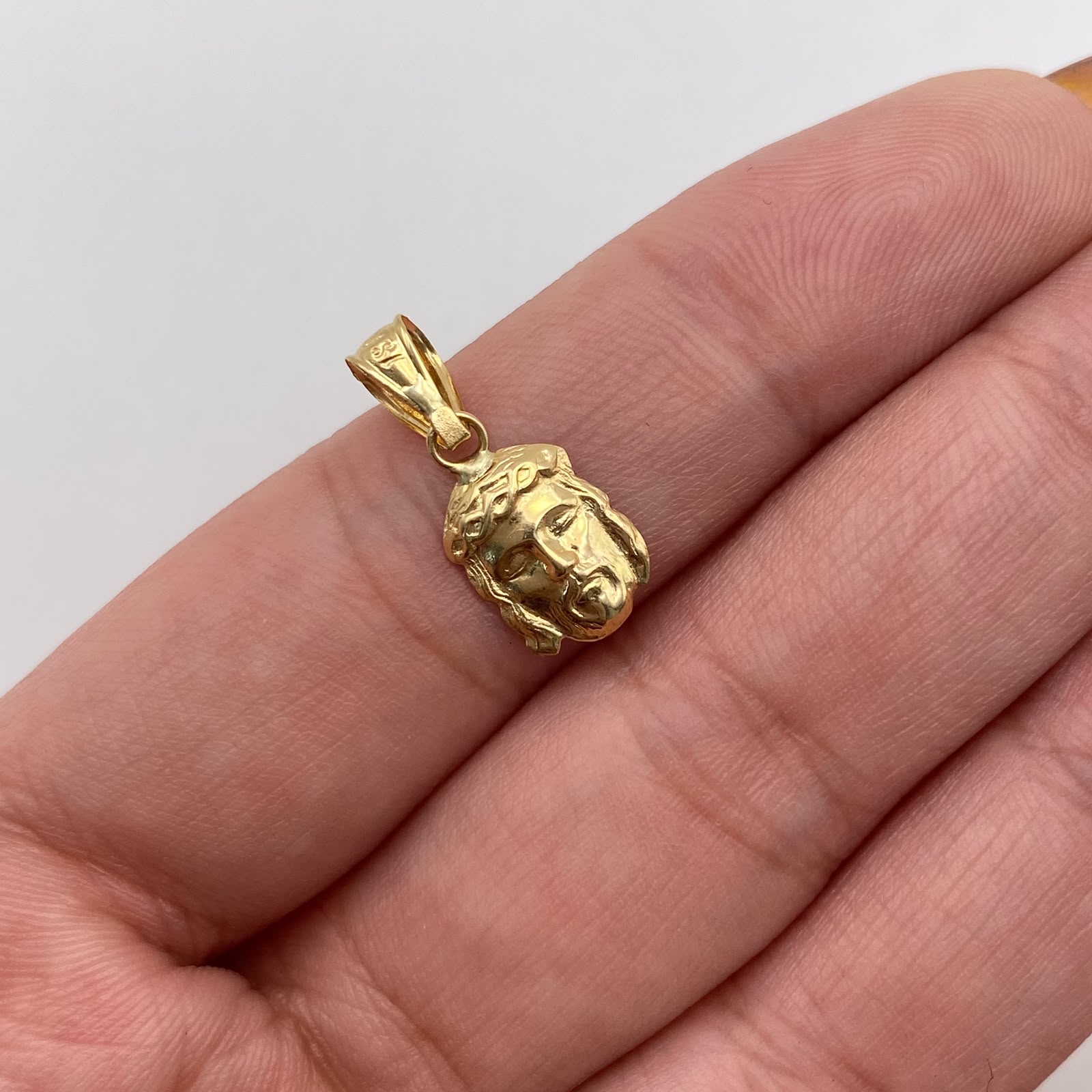 Dije Rostro cristo Oro amarillo 18k 0,54 Gr / 8 mm / 2 Cm