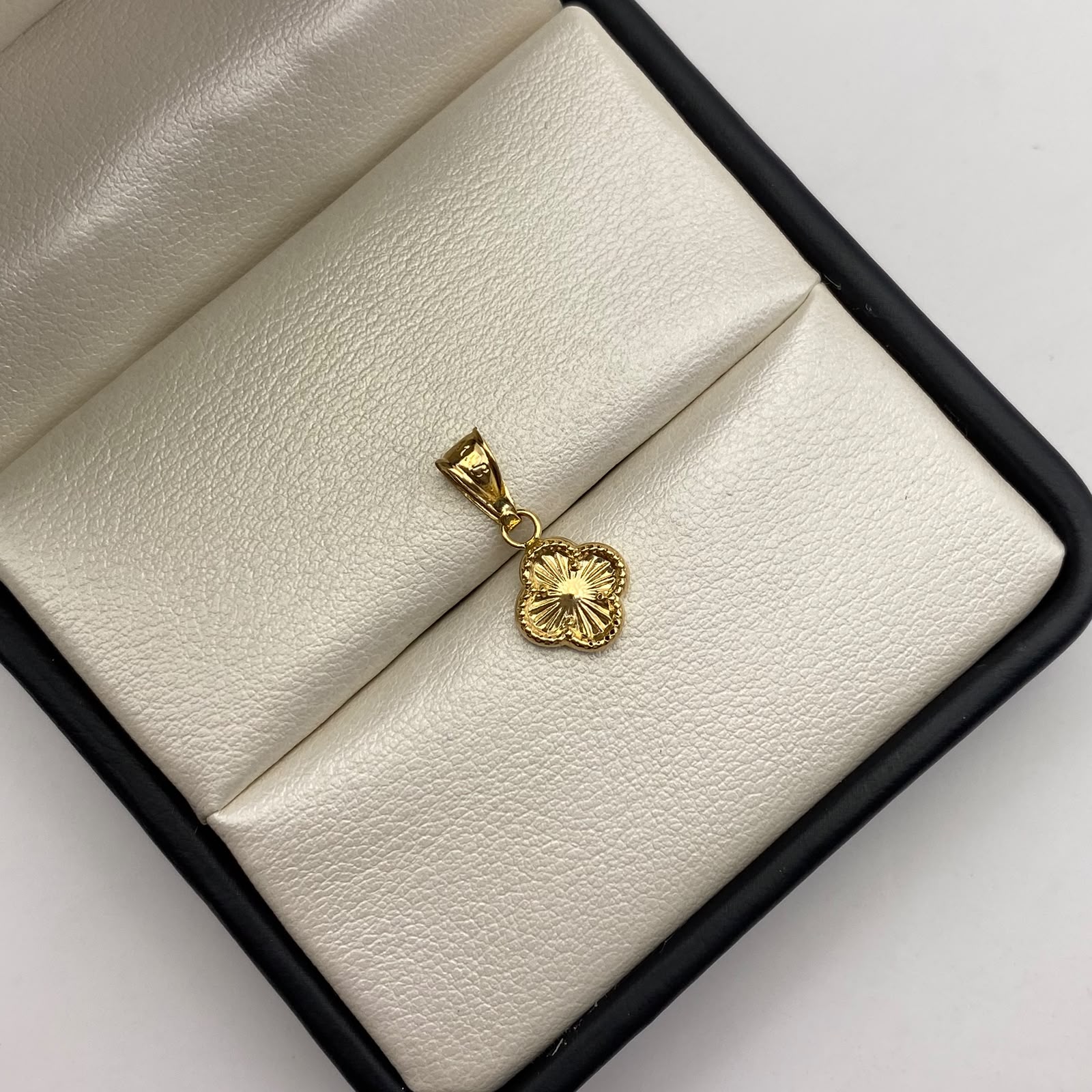Dije trebol diamantado Oro amarillo 18k 0,5 Gr / 9,3 mm / 2 Cm