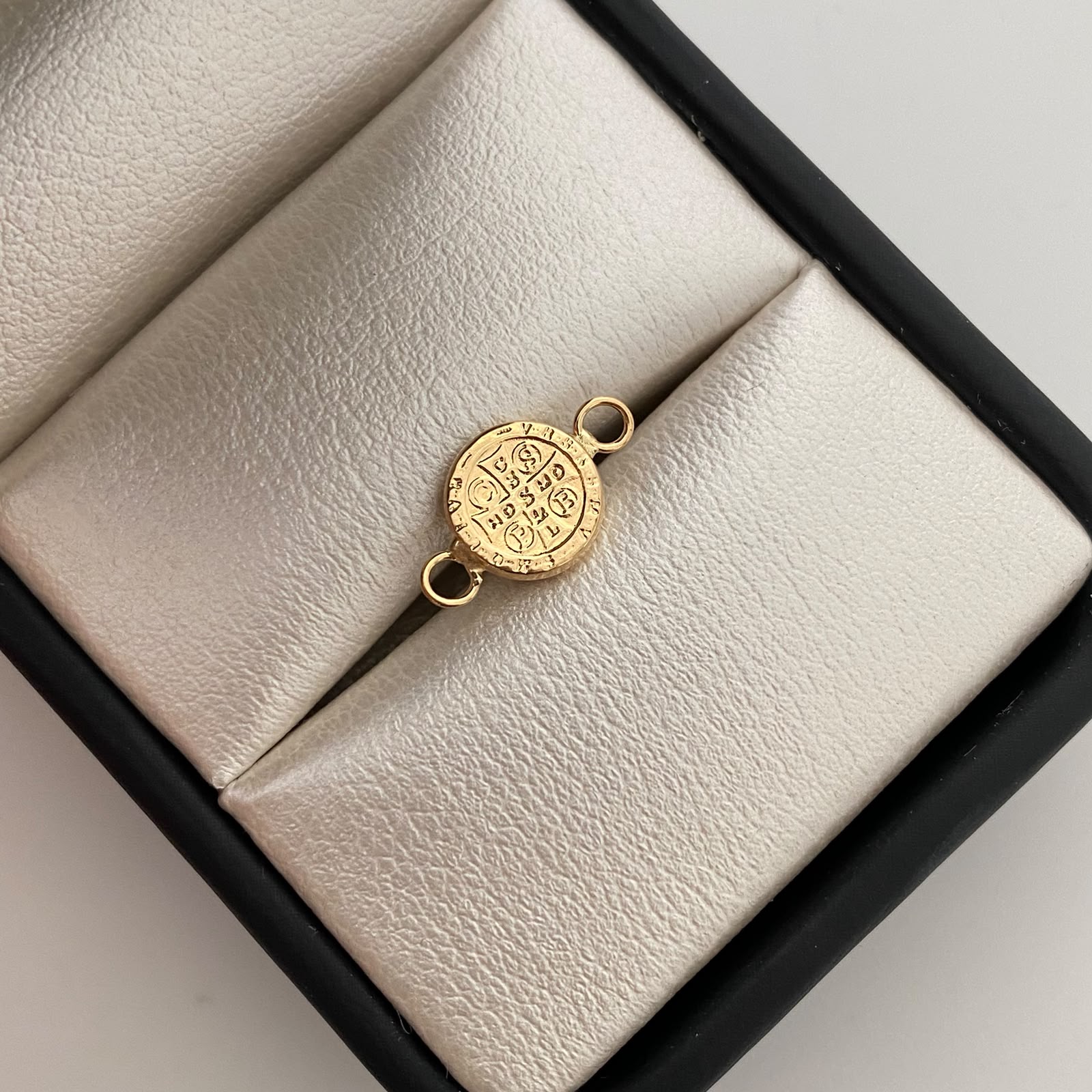 Herraje San benito Oro amarillo 18k 0,35 Gr / 1,5 Cm