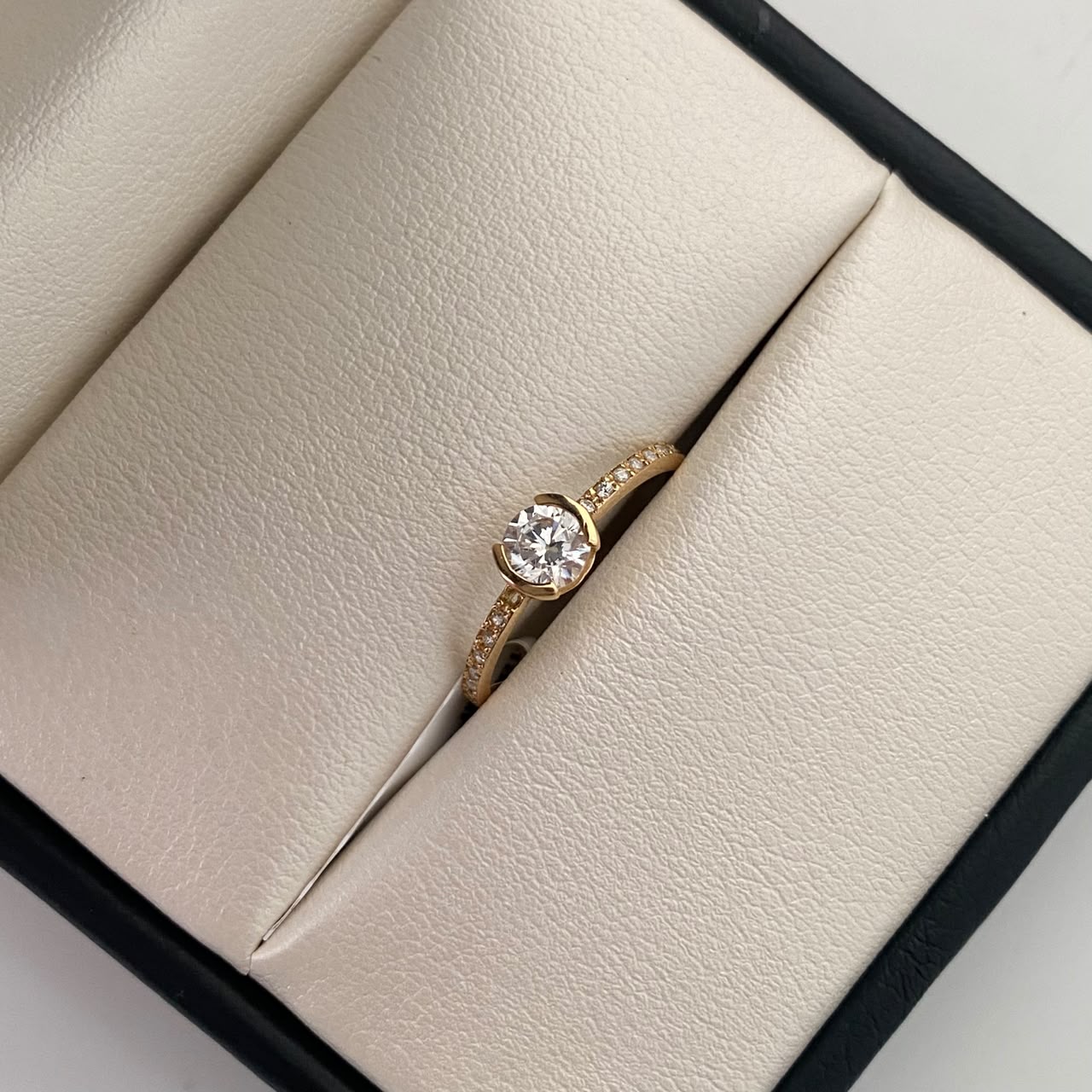 Anillo Solitario Oro amarillo 18k / Talla 7 / 1,45 Gr / 1,5 mm