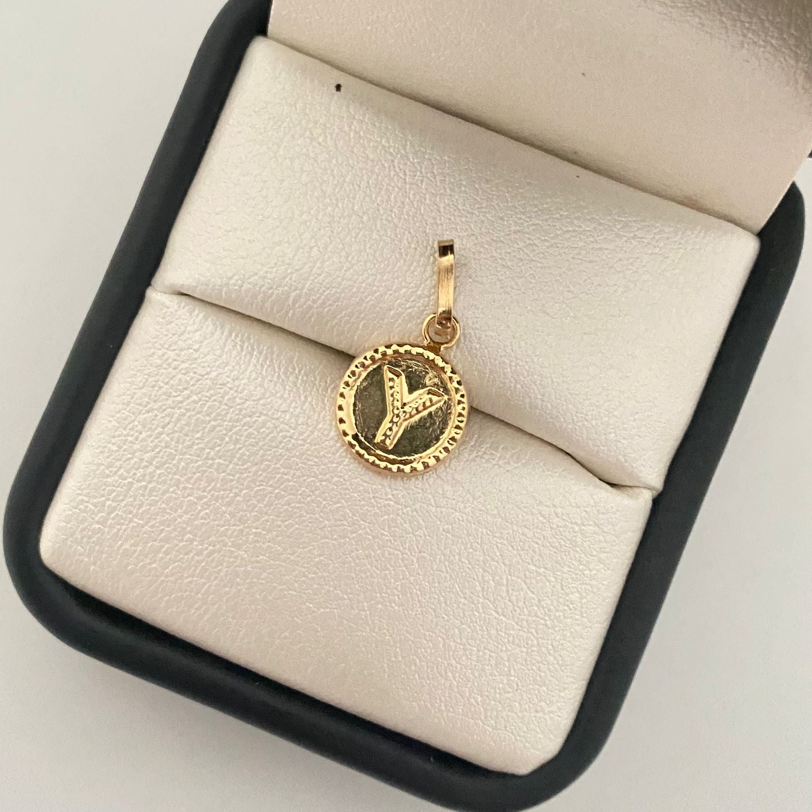 Dije letra Y Oro amarillo 18k 0,70 Gr / 2,0 Cm