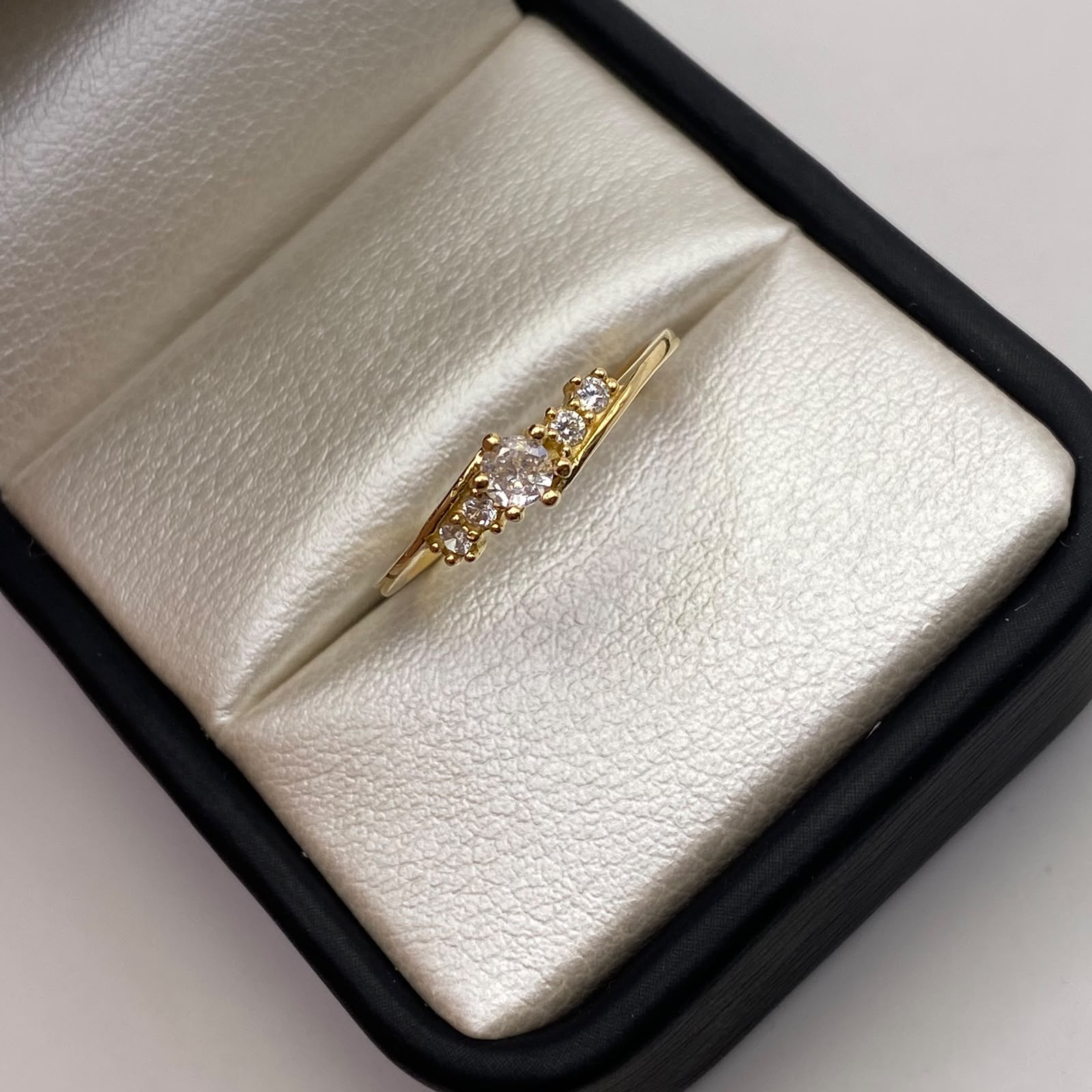 Anillo Solitario Oro amarillo 18k / Talla 8 / 1,73 Gr / 1,2 mm