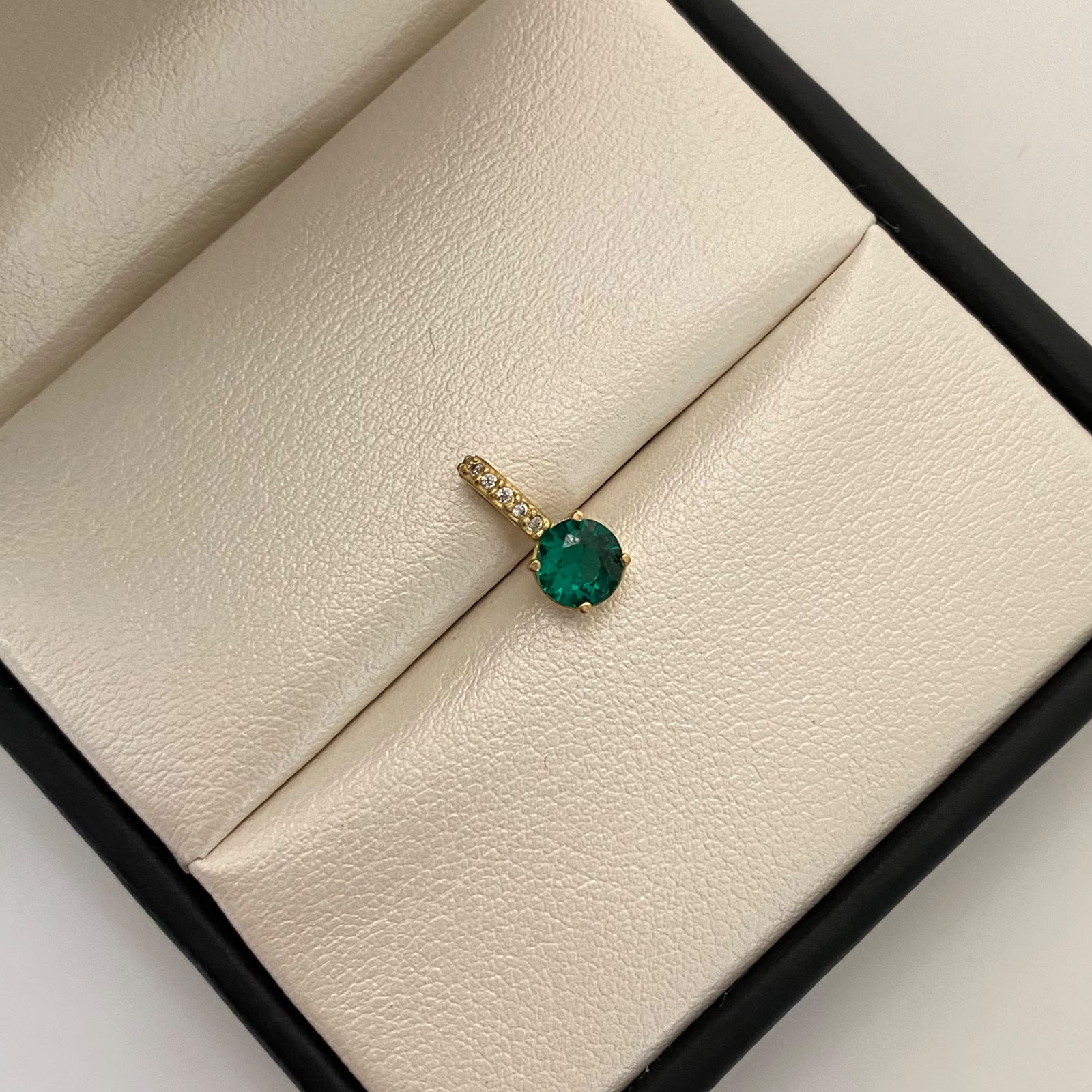 Dije Circon Verde Oro amarillo 18k 0,85 Gr / 5,5 mm / 1,1 Cm