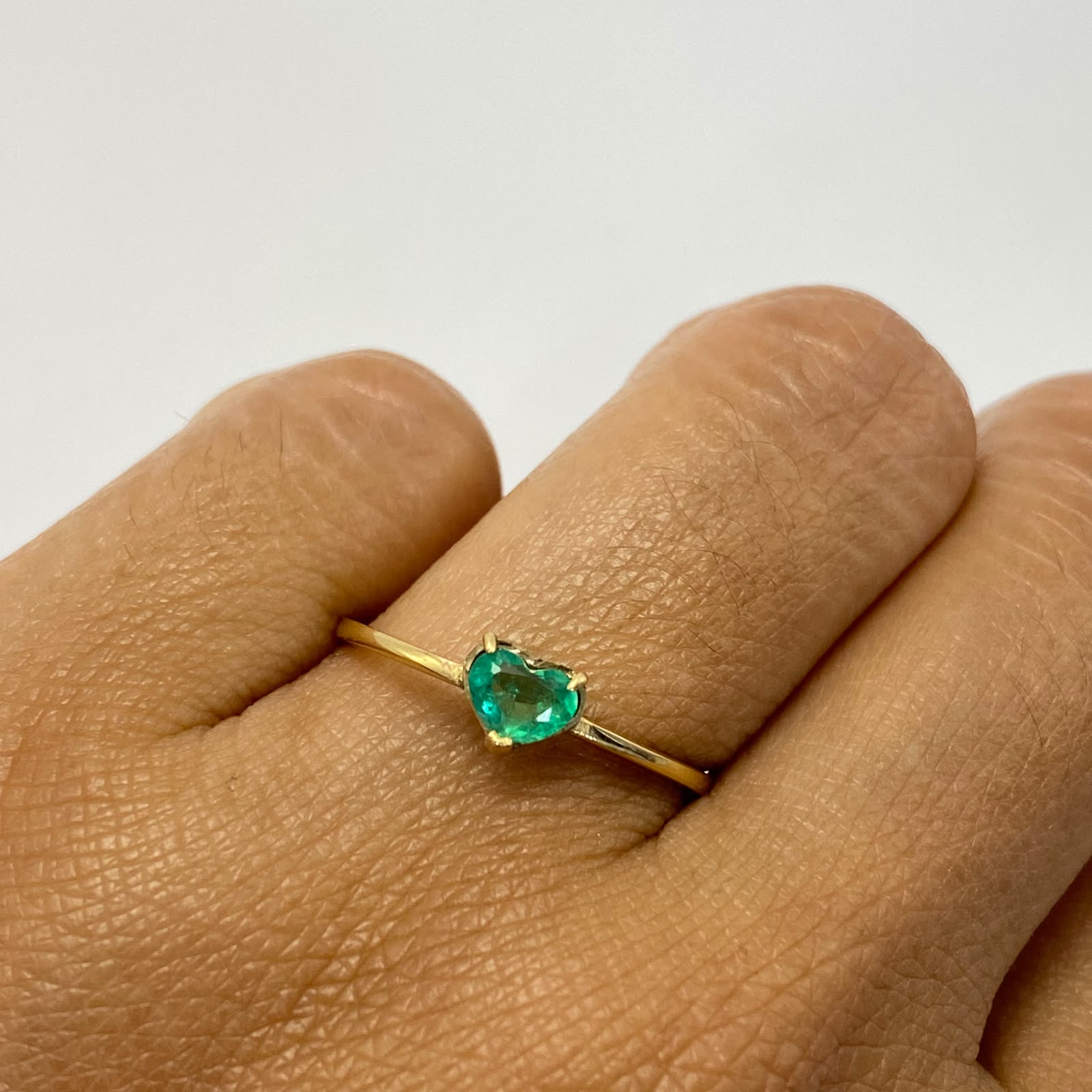 Anillo solitario corazon esmeralda 0.25qt Oro amarillo / Talla 7 3/4 / 1,4 Gr
