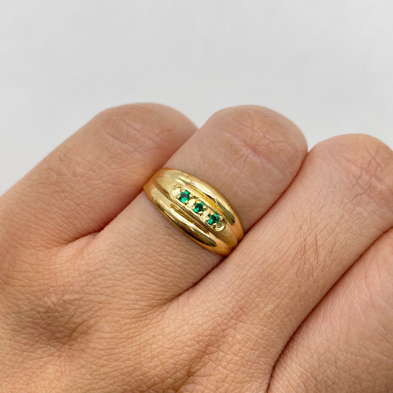 Anillo tres circones verdes Oro amarillo / Talla 7 1/4 / 1,7 Gr