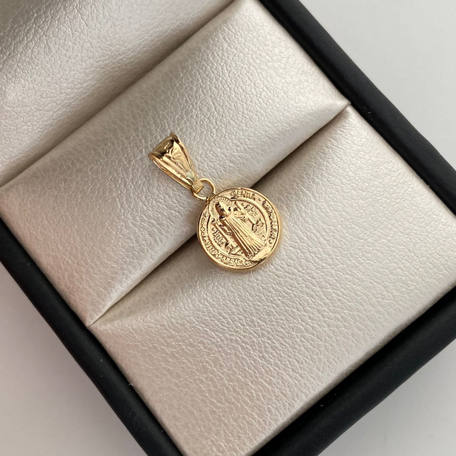 Dije San Benito Oro amarillo 18k 0,55 Gr / 10,3 mm / 1,9 Cm