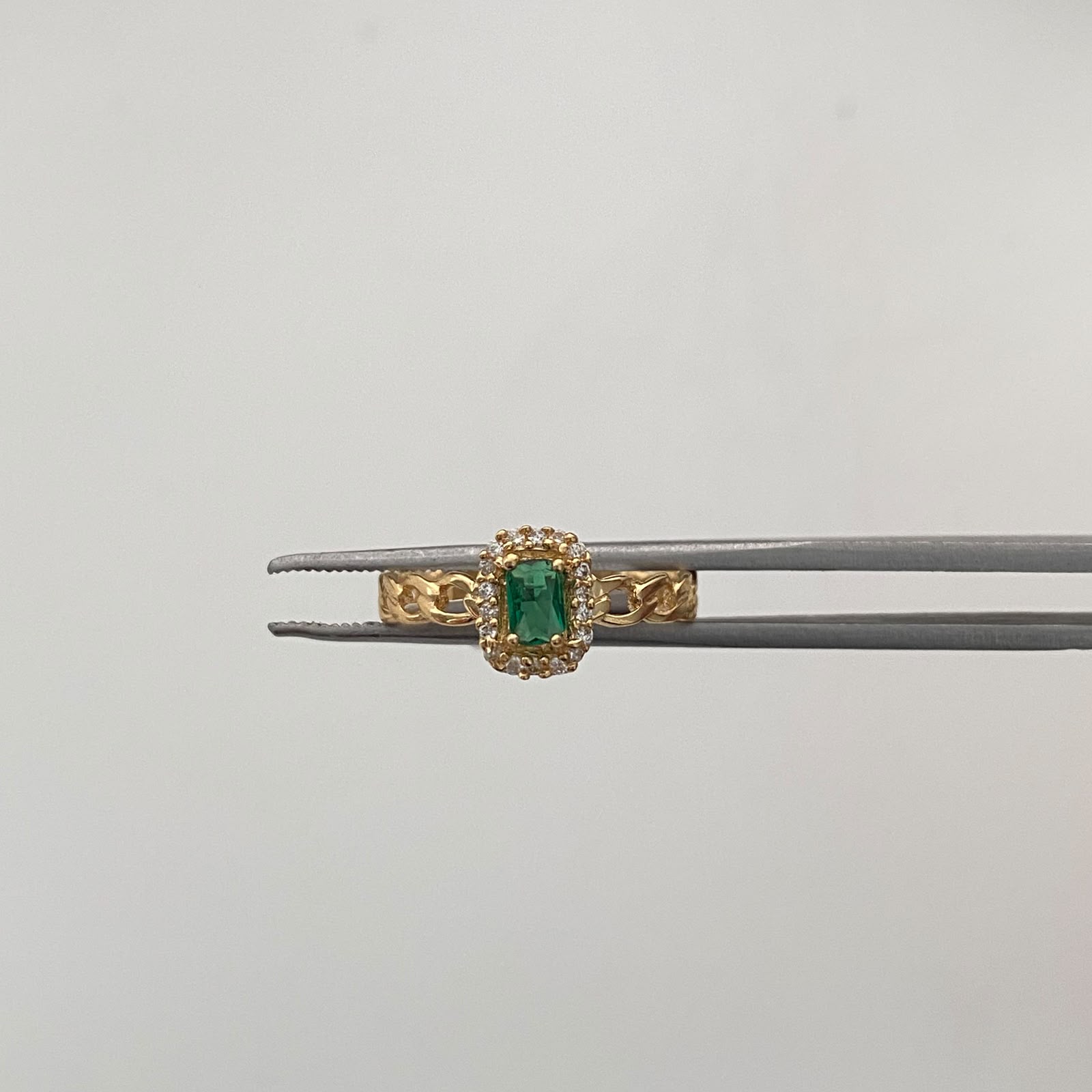 Anillo Solitario Circon Verde Oro amarillo 18k / Talla 6 1/2 / 1,9 Gr / 3,1 mm