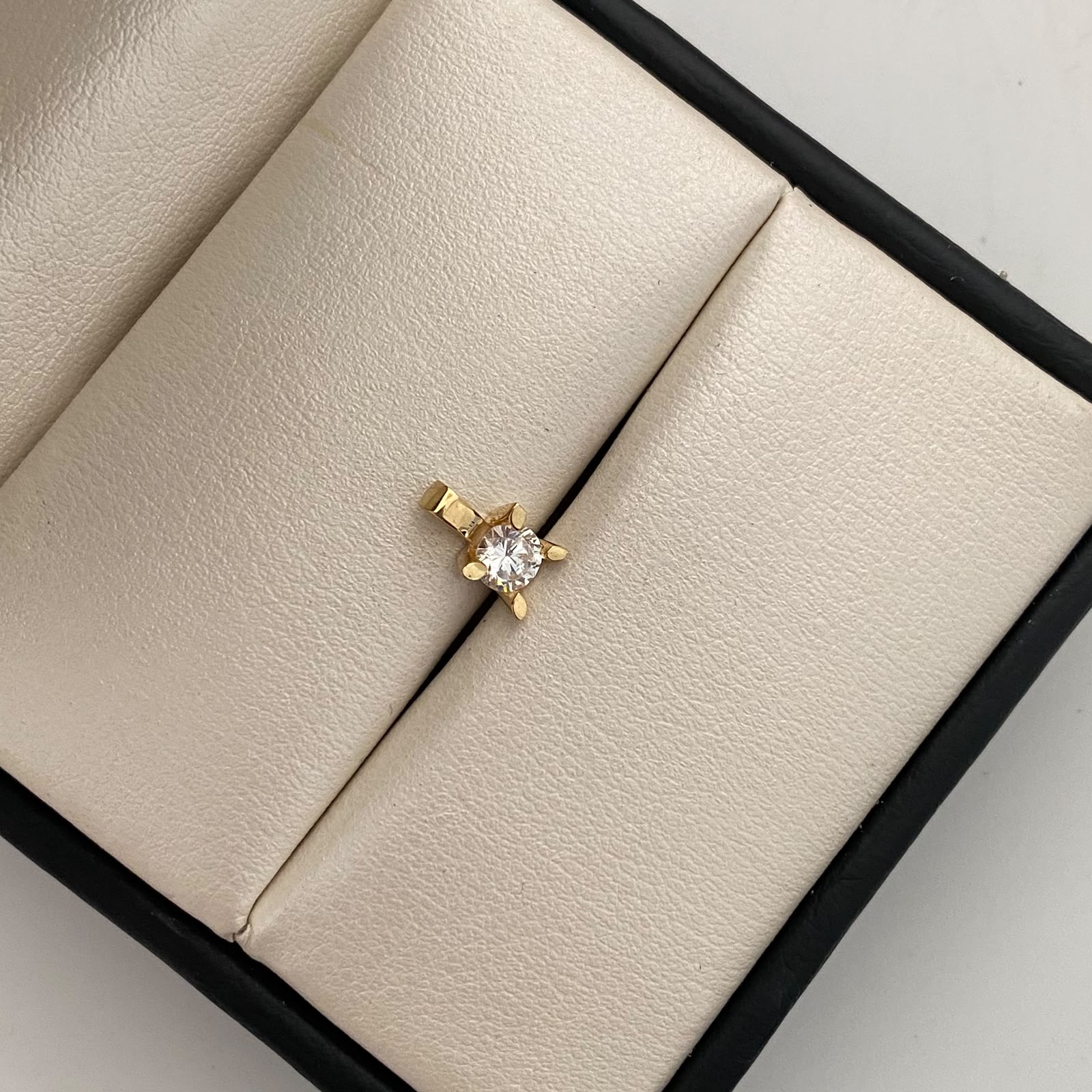 Dije Circon Blanco Oro amarillo 18k 0,65 Gr / 5,1 mm / 0,7 Cm