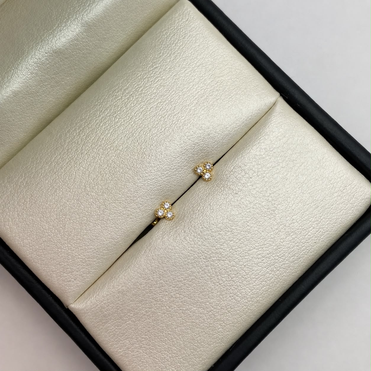 Topos Tres circones blancos Oro amarillo 18k 0,55 Gr / 4,0 mm