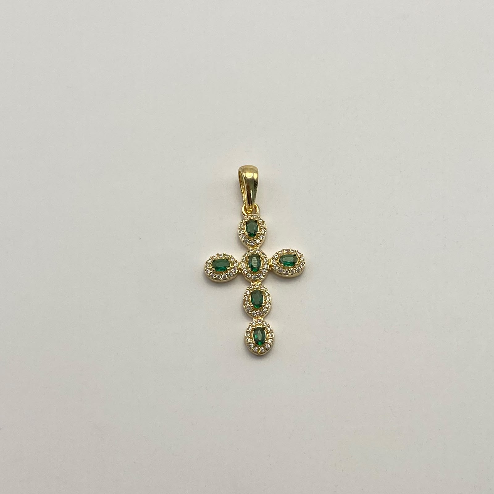 Dije Cruz circones verdes Oro amarillo 18k 2,05 Gr / 16,4 mm / 3,1 Cm