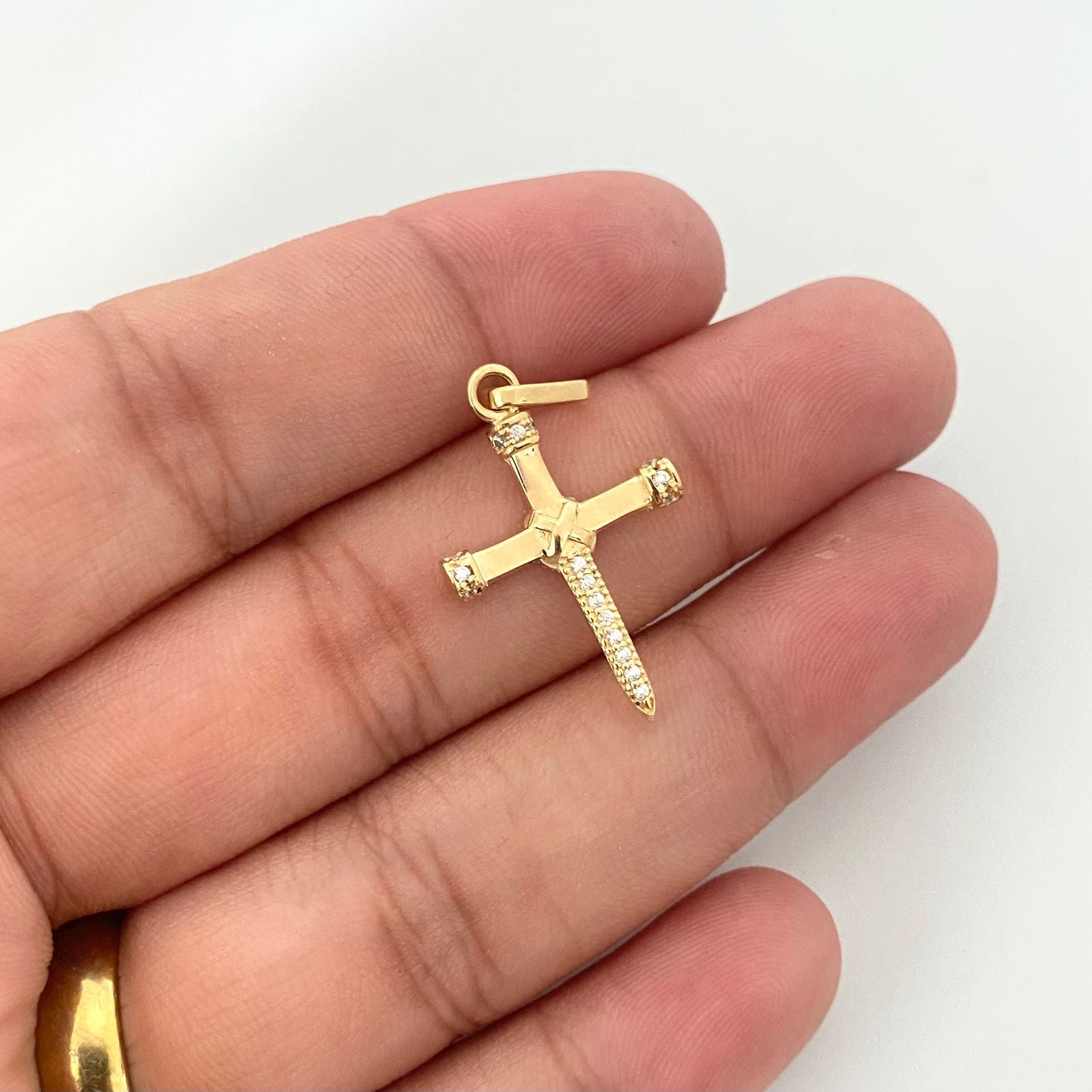Dije cruz clavo centro x circones blancos Oro amarillo 18k 1,55 Gr / 3,0 Cm