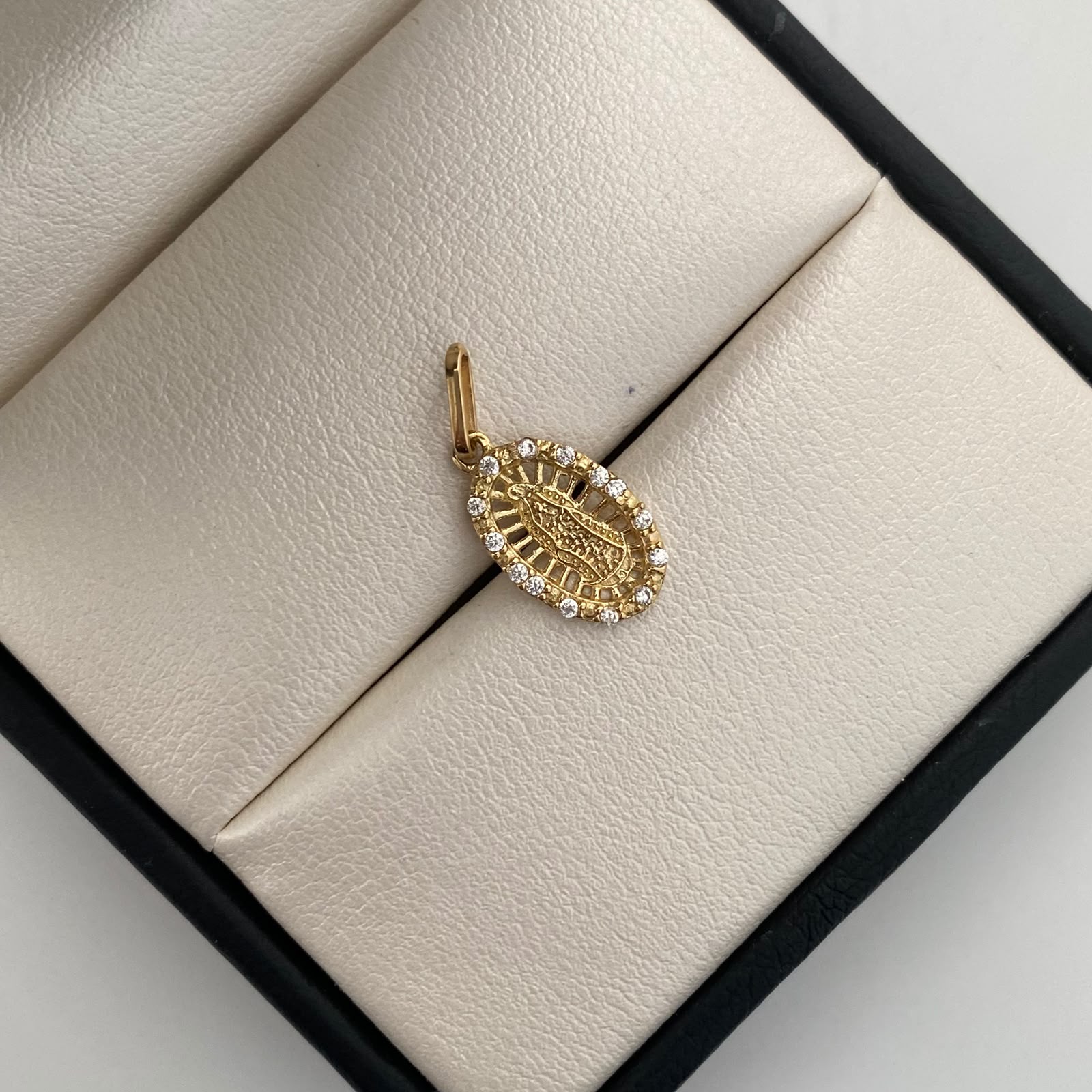 Dije Virgen de Guadalupe Casting Blanco Oro amarillo 18k 1,3 Gr / 9,3 mm / 2 Cm