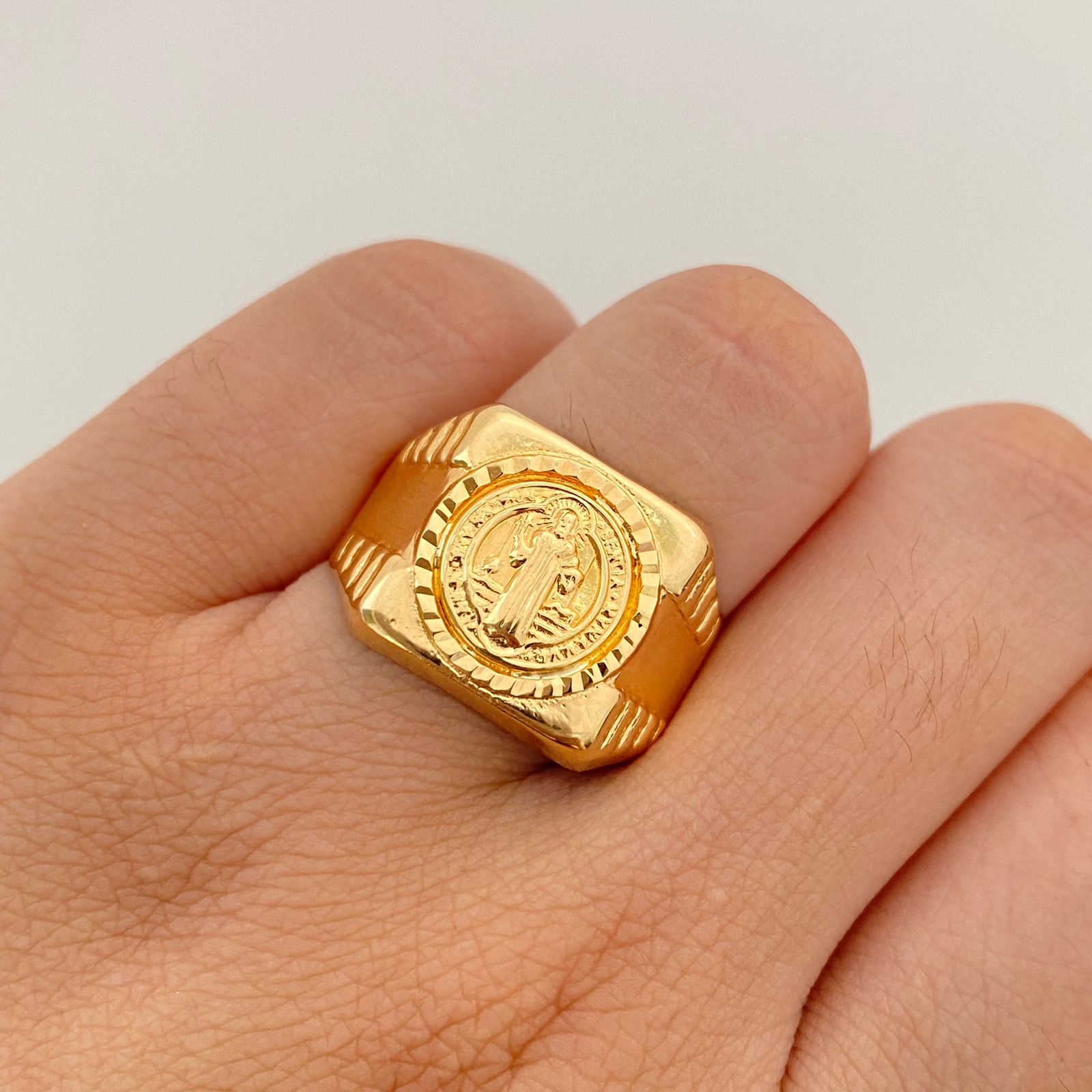 Anillo Troquel San Benito Oro amarillo 18k / Talla 10 / 3,85 Gr / 5,6 mm