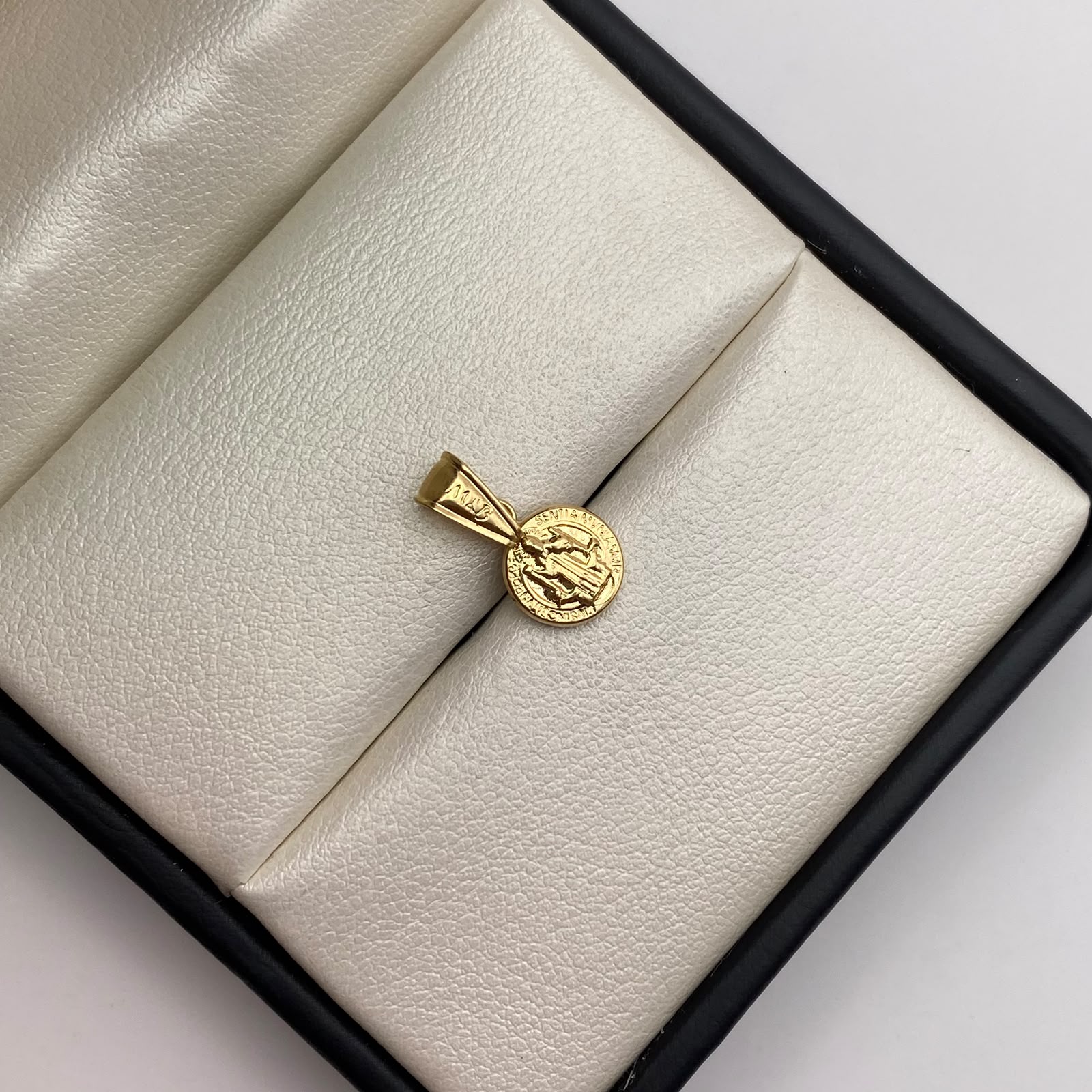 Dije San benito Oro amarillo 18k 0,45 Gr / 8,5 mm / 1,7 Cm