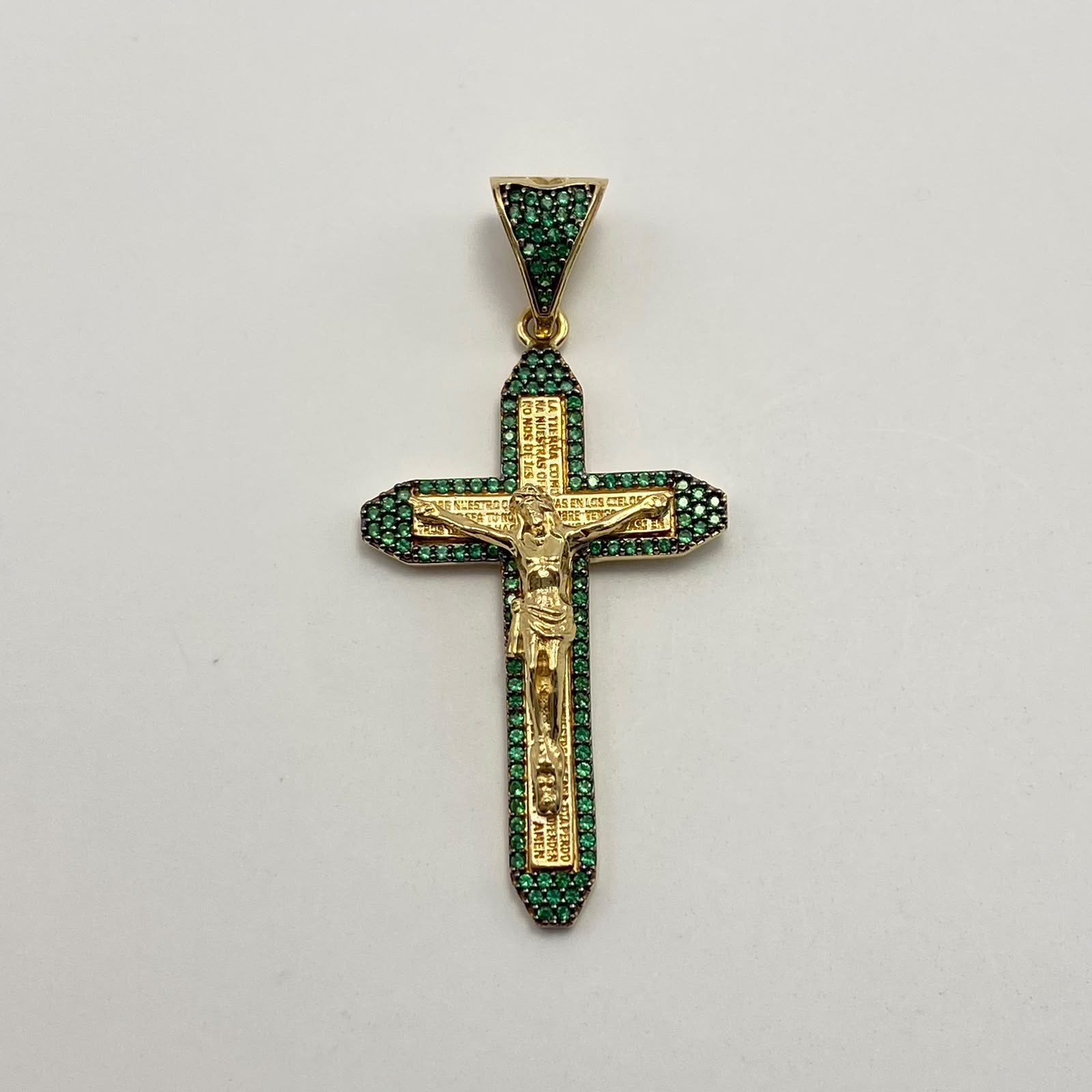 Dije Cruz circones verdes Oro amarillo 18k 7 Gr / 25,4 mm / 5,3 Cm