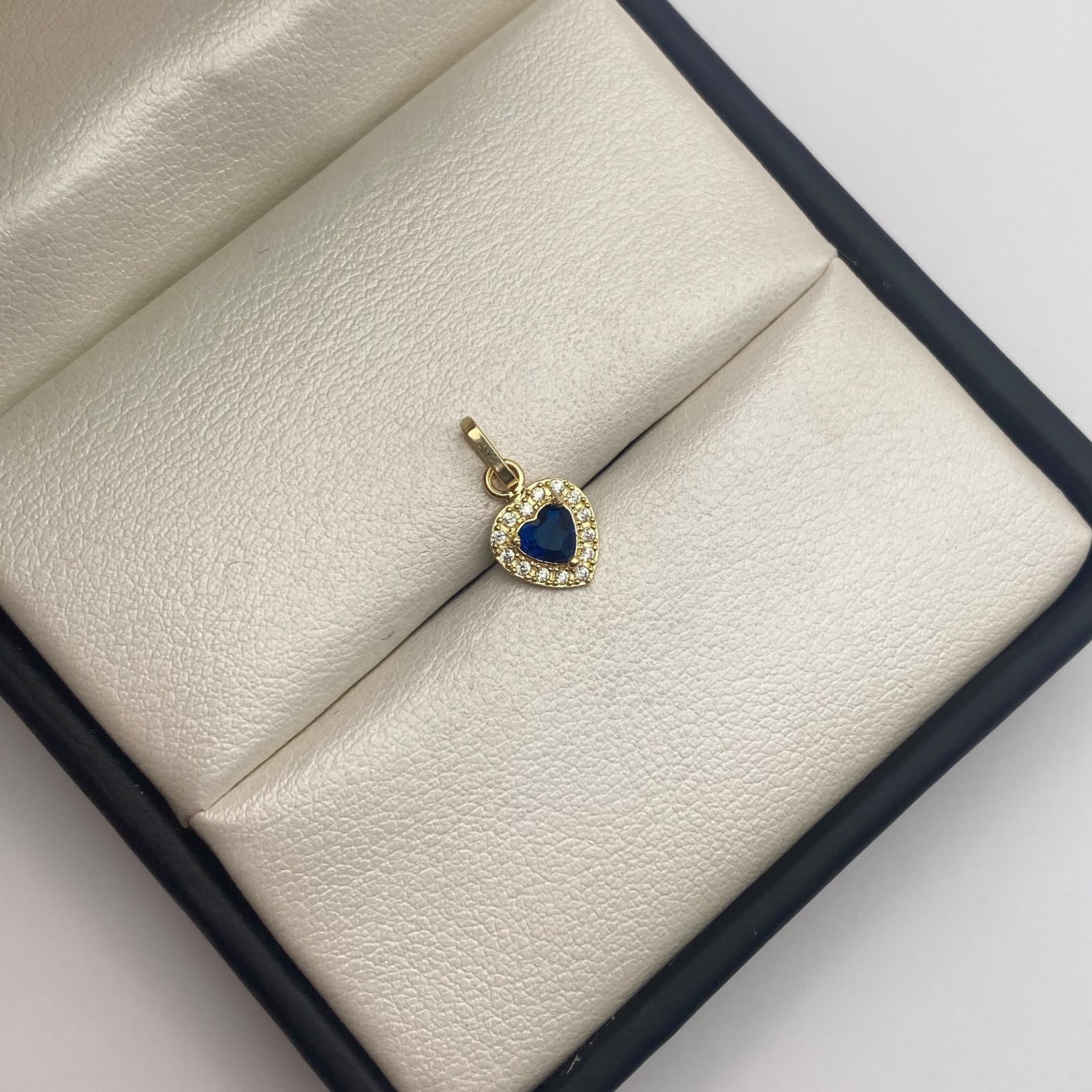 Dije Corazon circones blacos y azul rey Oro amarillo 18k 0,65 Gr / 7,7 mm / 1,5 Cm