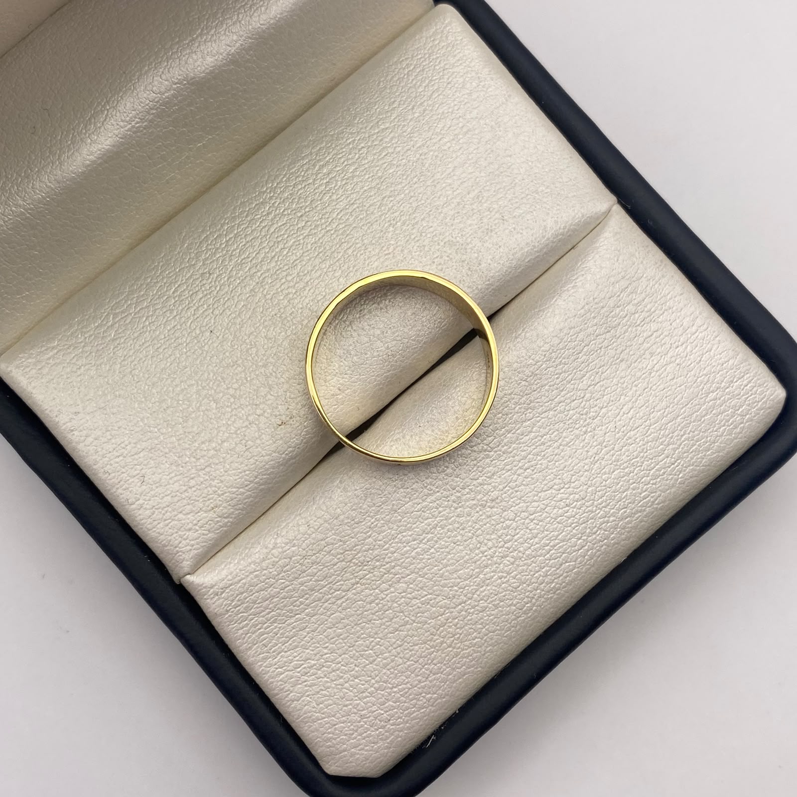 Anillo sello Oro amarillo 18k / Talla 7 / 3,75 Gr / 5,50 mm