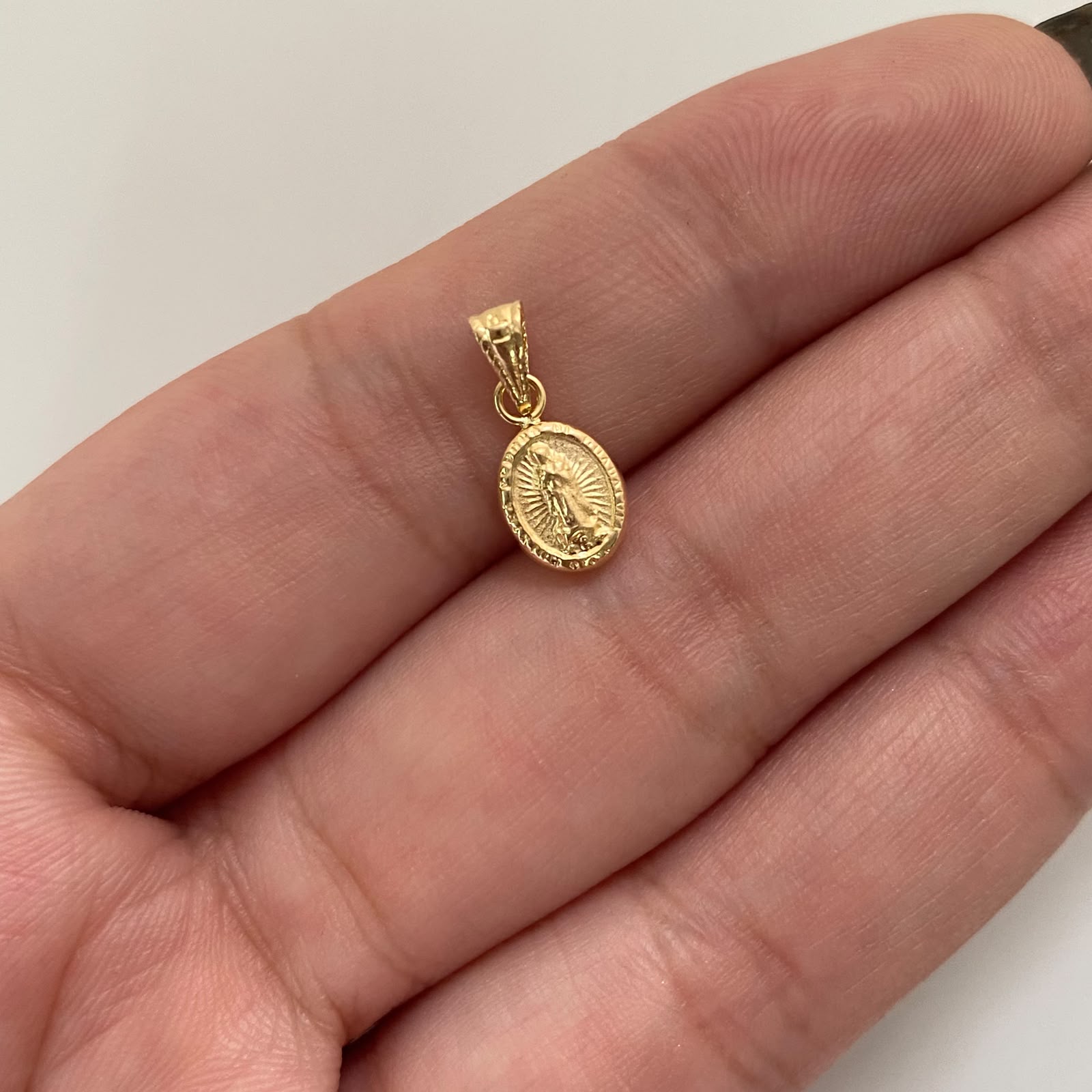 Dije Virgen de Guadalupe Oro amarillo 18k 0,35 Gr / 6,5 mm / 1,5 Cm