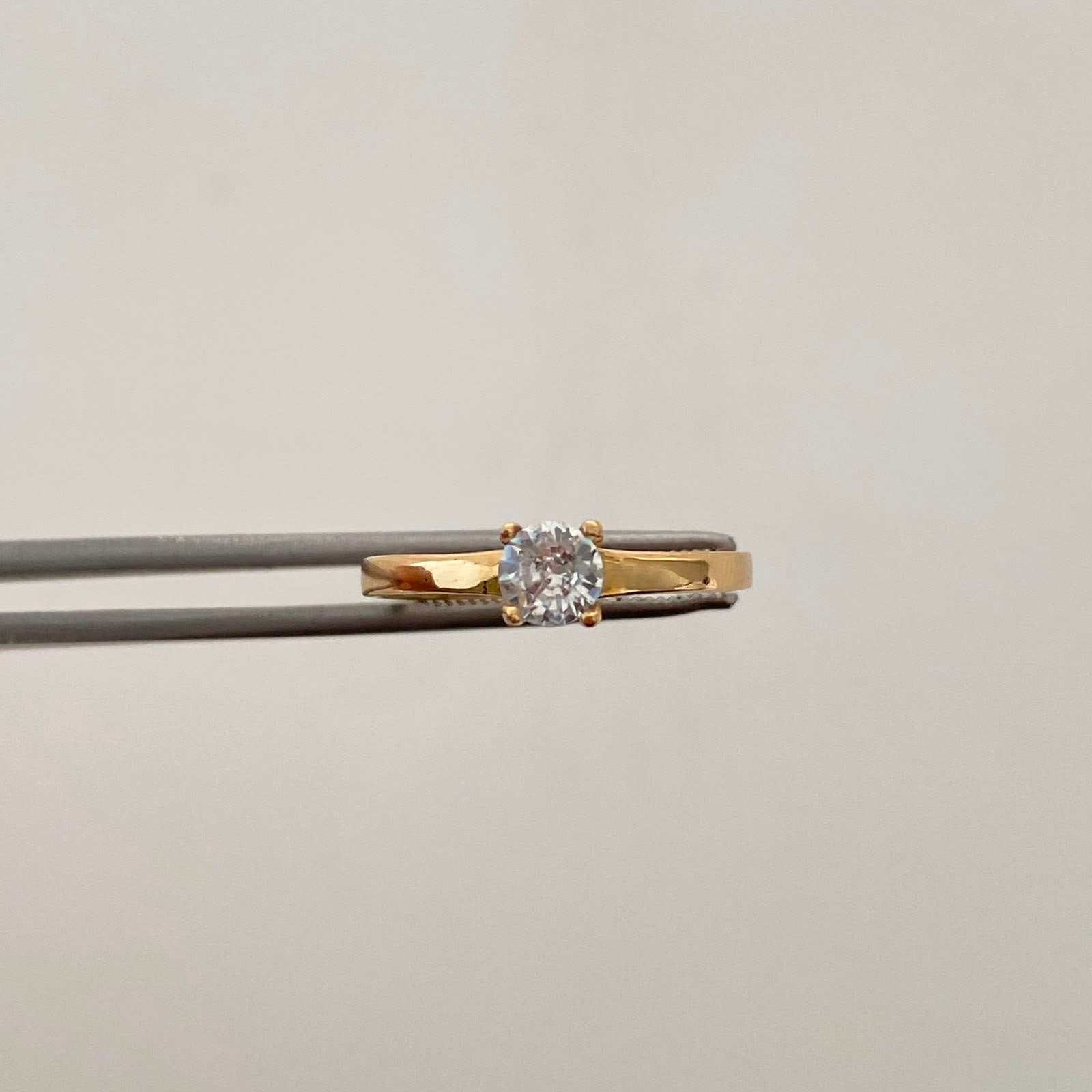 Anillo Solitario Oro amarillo 18k / Talla 6 1/2 / 1,25 Gr / 2 mm