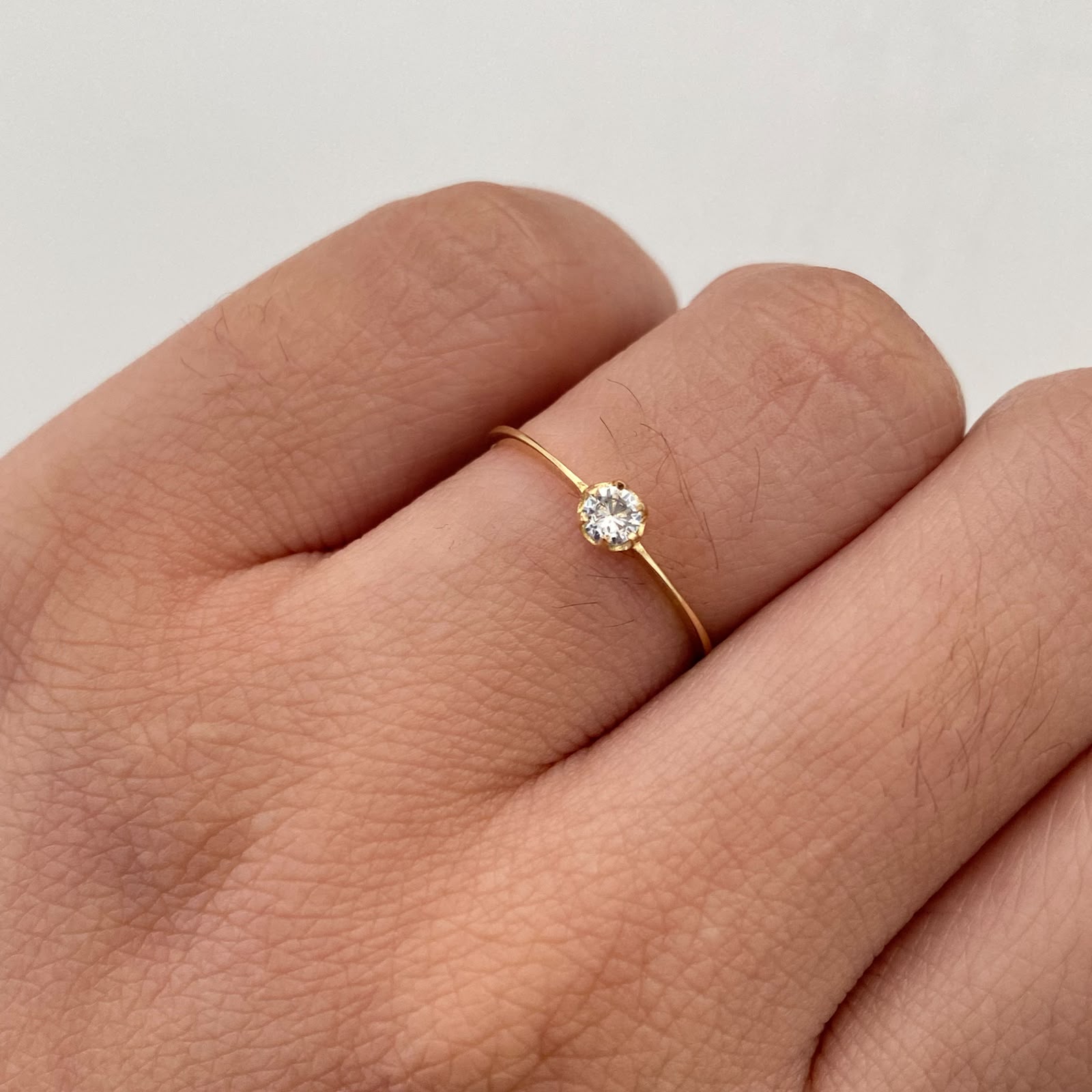 Anillo Solitario Oro amarillo 18k / Talla 6 / 0,6 Gr / 0,9 mm