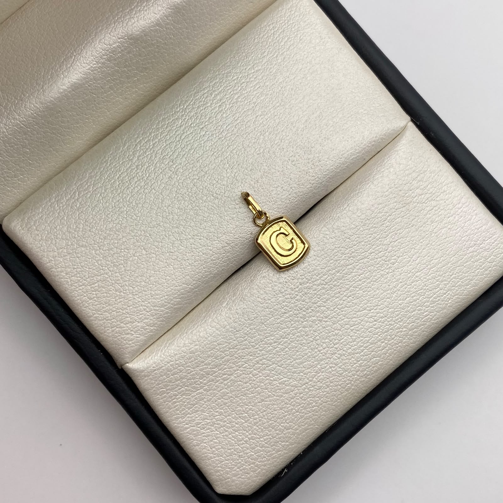 Dije letra C Oro amarillo 18k 0,35 Gr / 6,96 mm / 1,3 Cm