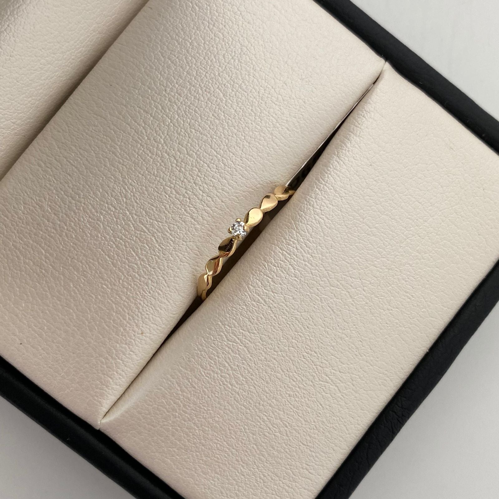 Anillo Solitario Oro amarillo 18k / Talla 8 / 0,95 Gr / 1,4 mm