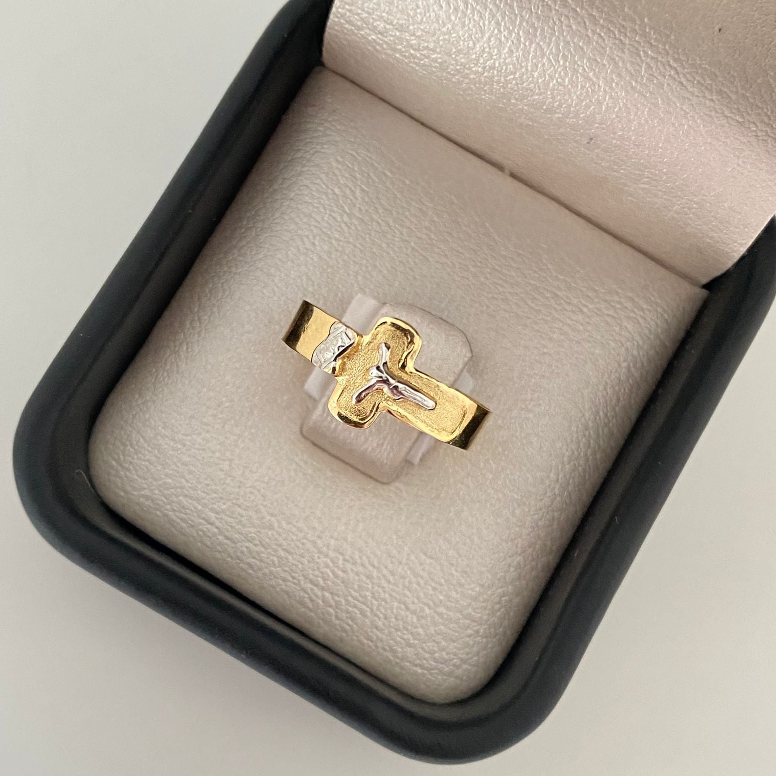 Anillo cruz cristo Oro amarillo y Oro blanco 18k / Talla 7 1/4 / 1,70 Gr