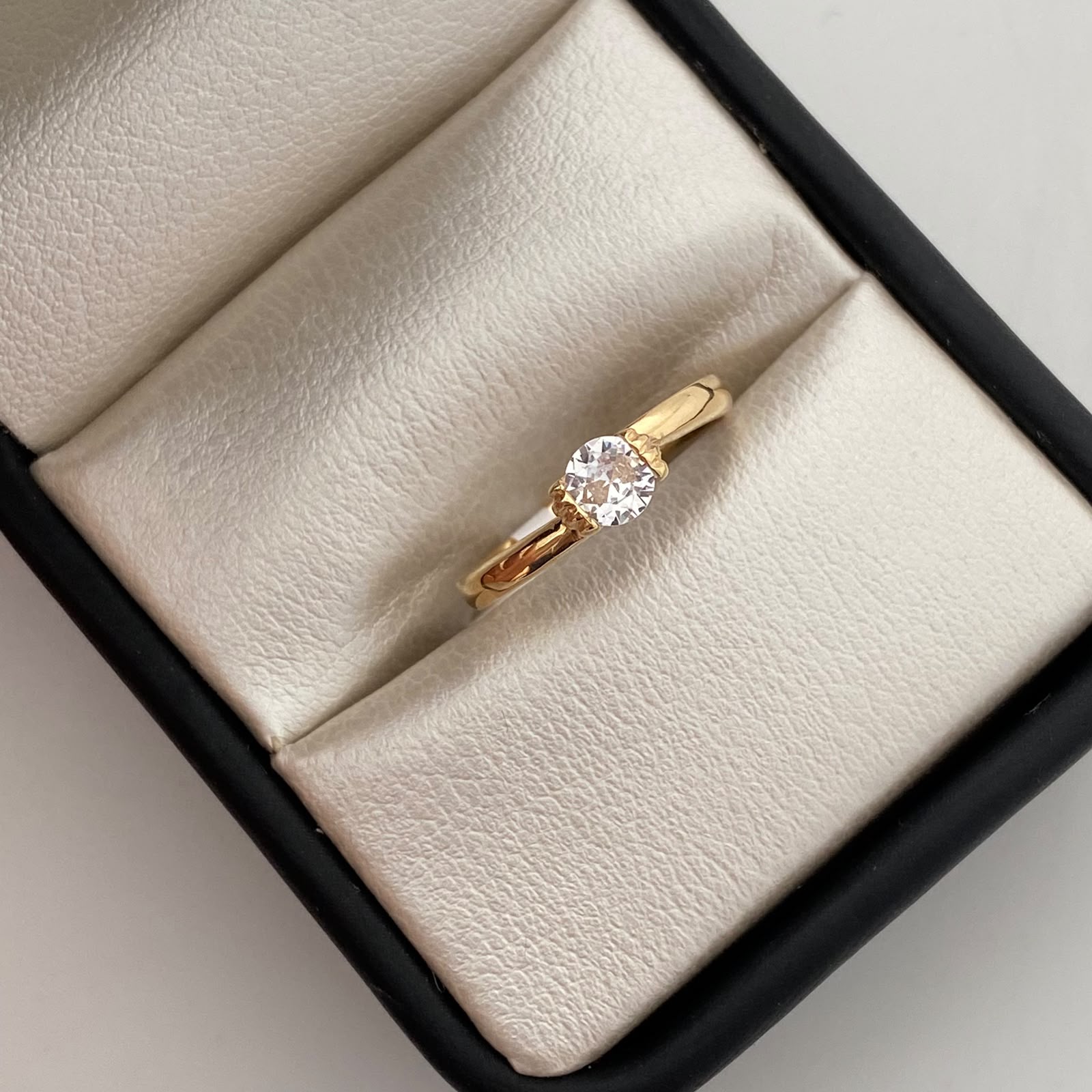 Anillo Solitario Oro amarillo 18k / Talla 6 / 1,7 Gr / 2,1 mm