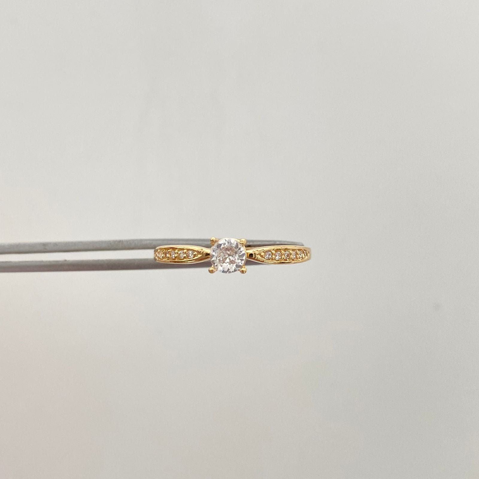 Anillo solitario con circones blancos  Oro amarillo 18k / Talla 7 3/4 / 1,45 Gr